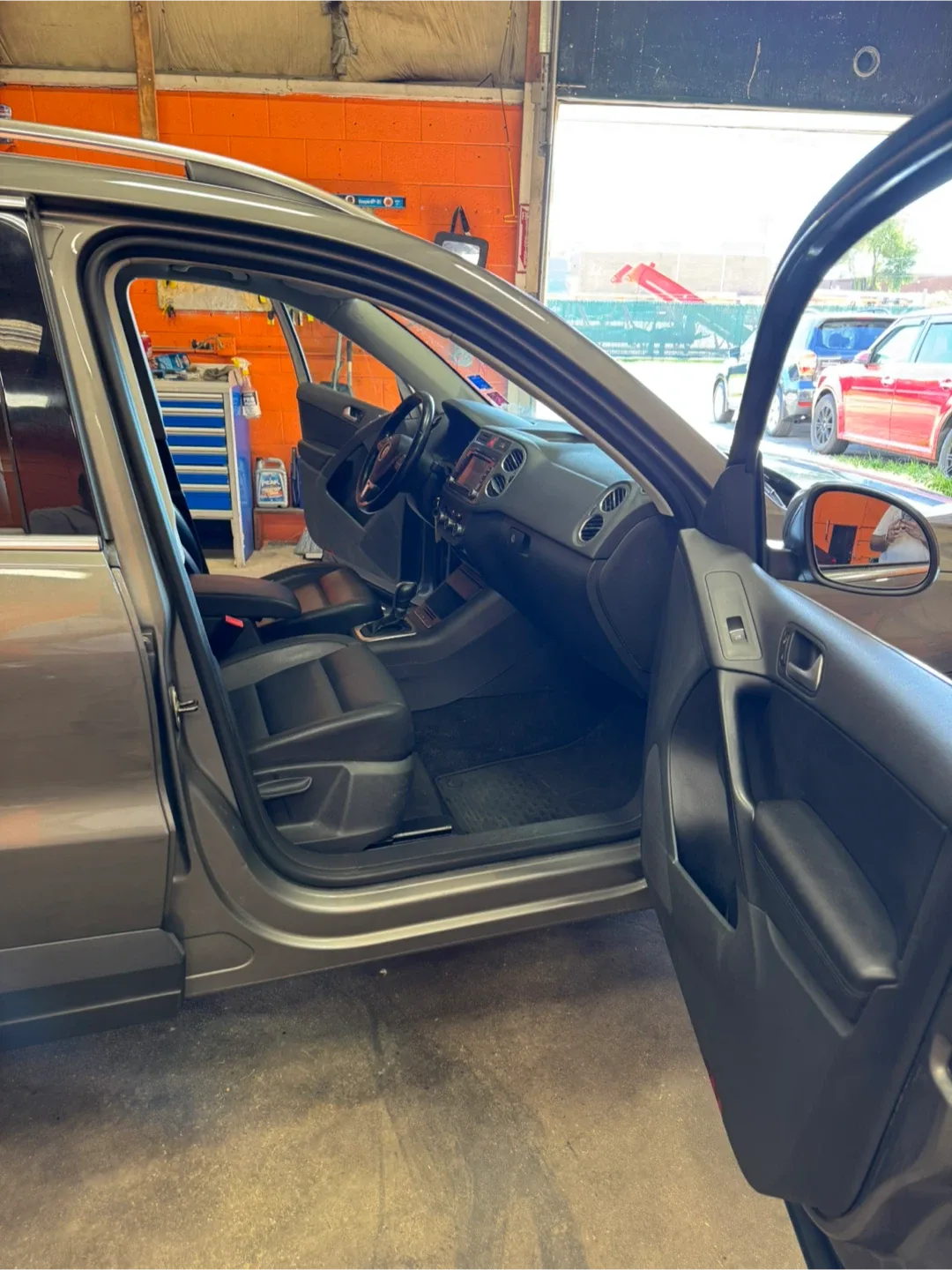 2011 Volkswagen Tiguan · 2.0T SE Sport Utility 4D image indicator(8)