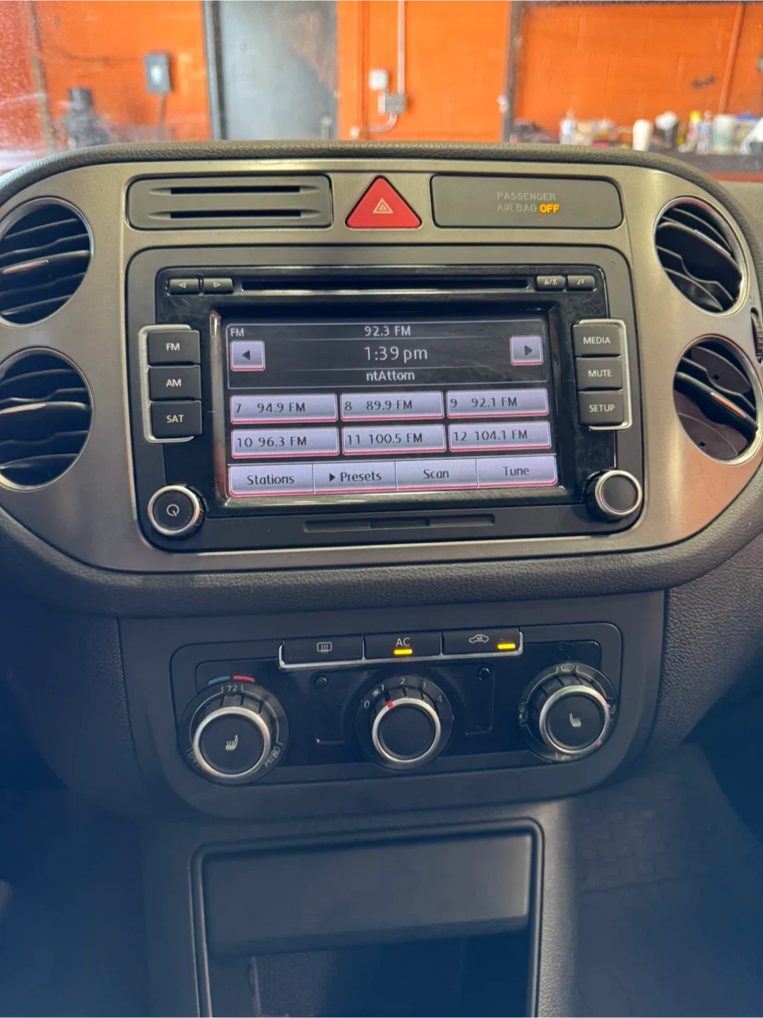 2011 Volkswagen Tiguan · 2.0T SE Sport Utility 4D image indicator(9)