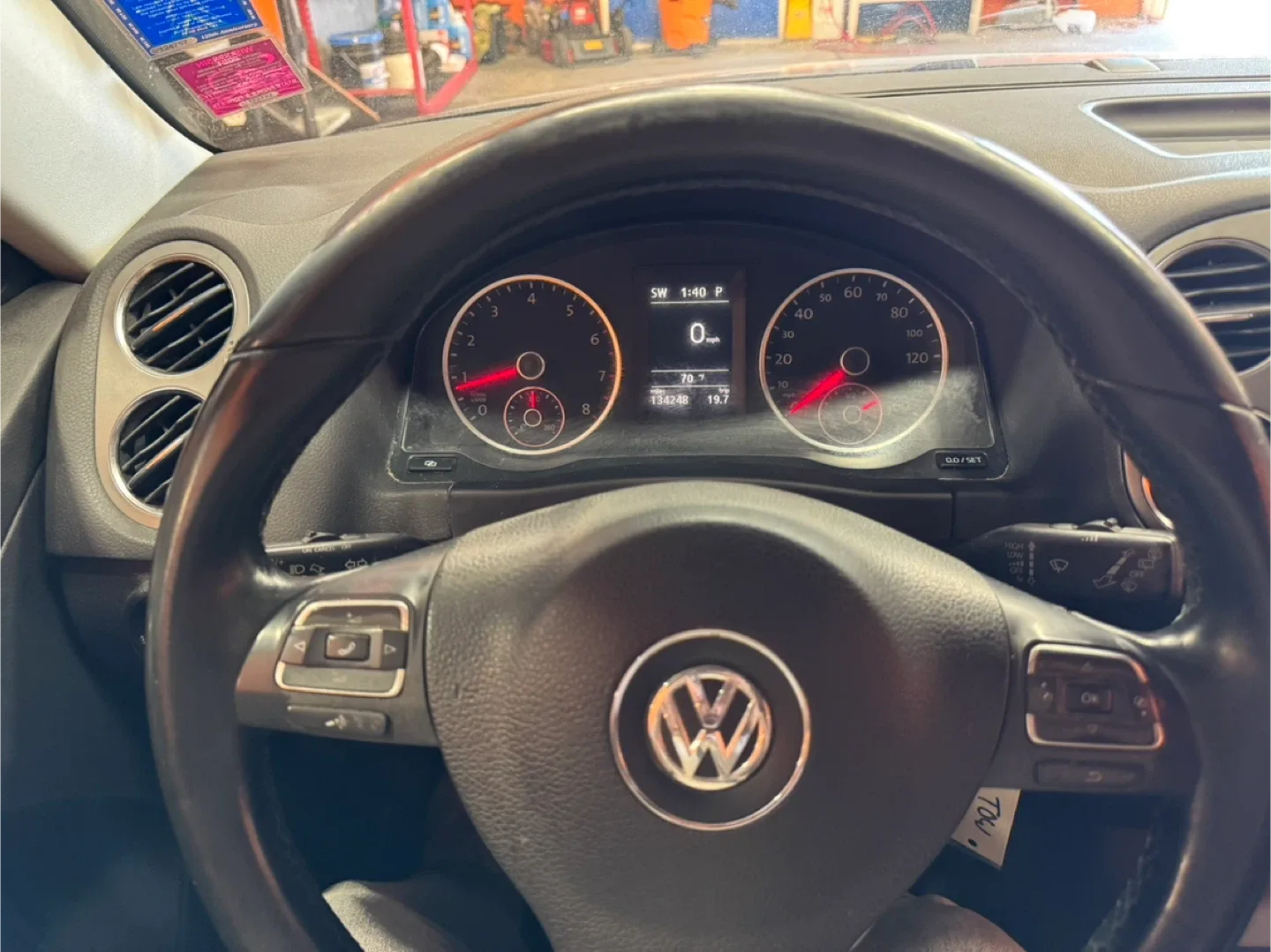 2011 Volkswagen Tiguan · 2.0T SE Sport Utility 4D image indicator(10)