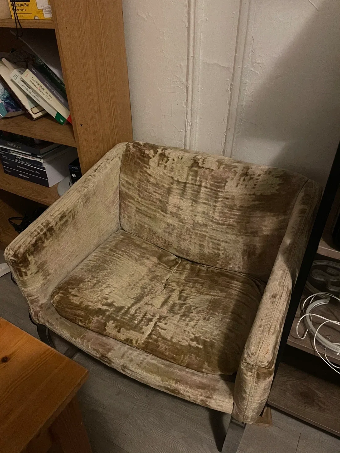 Vintage Golden Velvet Armchair image indicator(2)