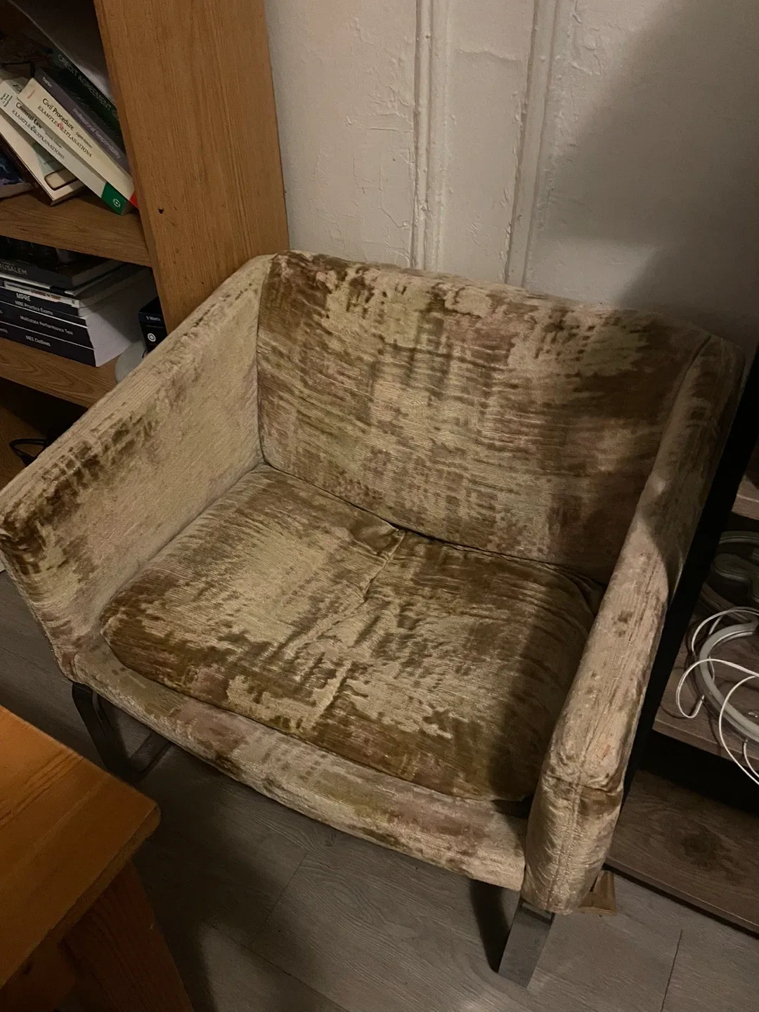 Vintage Golden Velvet Armchair image indicator(3)