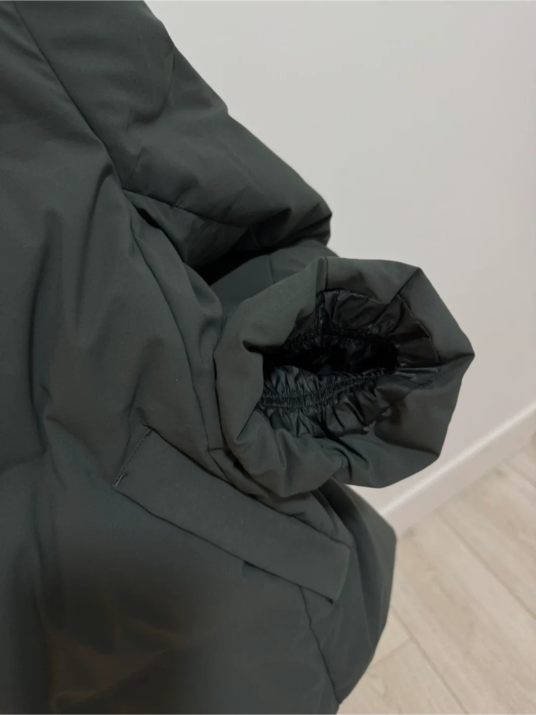 Uniqlo Down Volume Hooded Jacket - Size S image indicator(7)