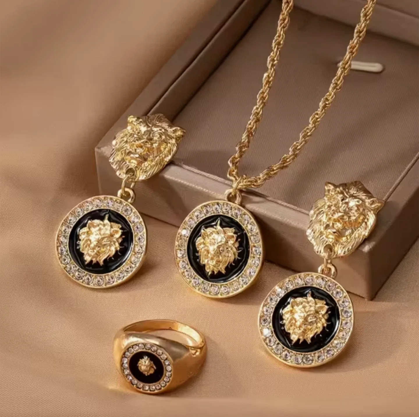 Lion Medallion Set thumbnail