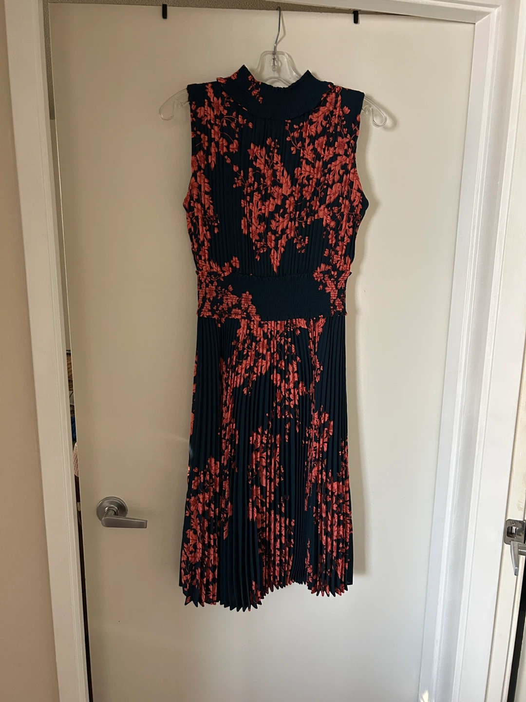 Gorgeous ( Navy& peach) Floral Pleated Dress - Size 6 - photo 4