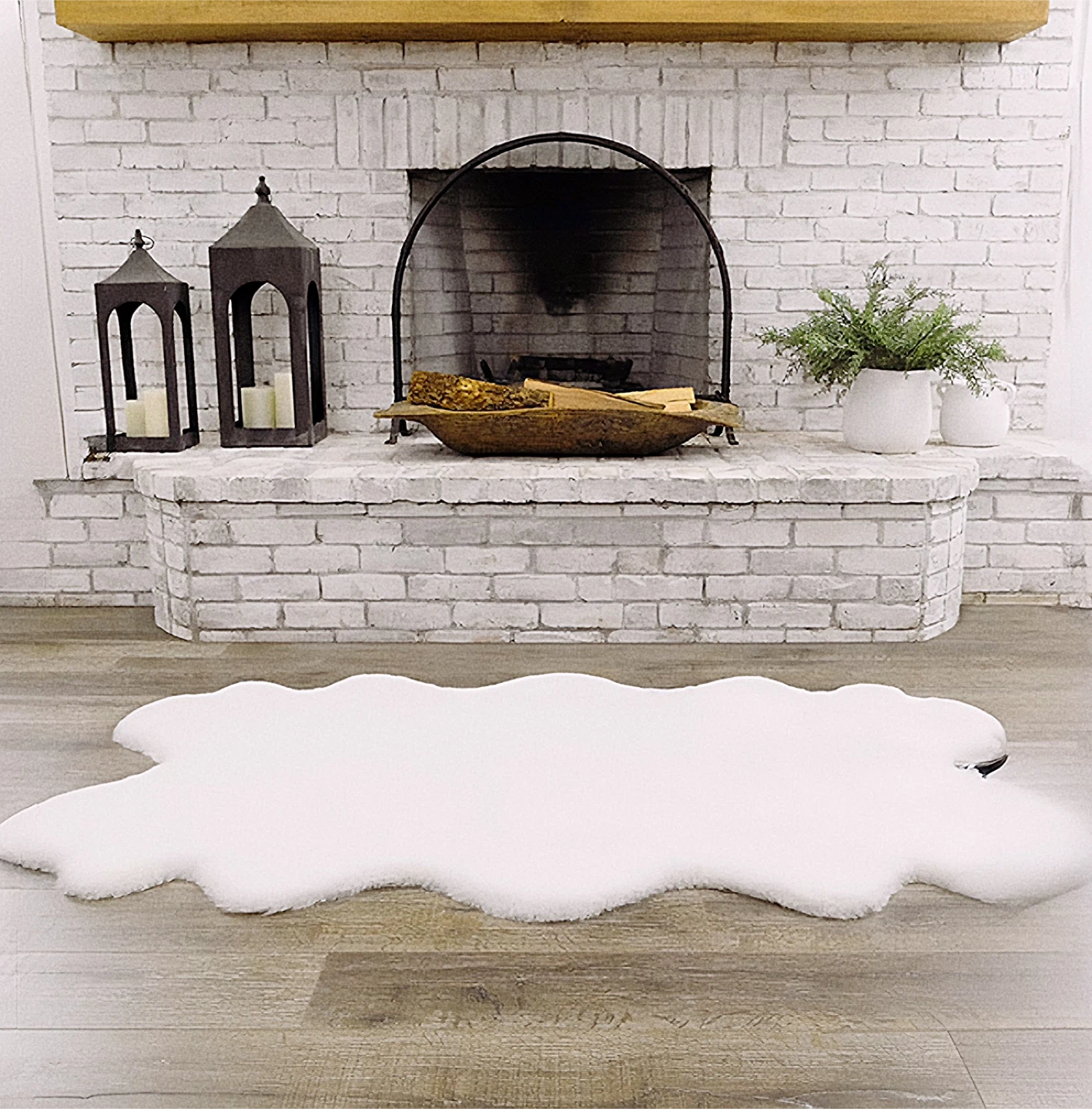 Mon Chateau Ivory Faux Fur Rug (70.8" x 43.3")