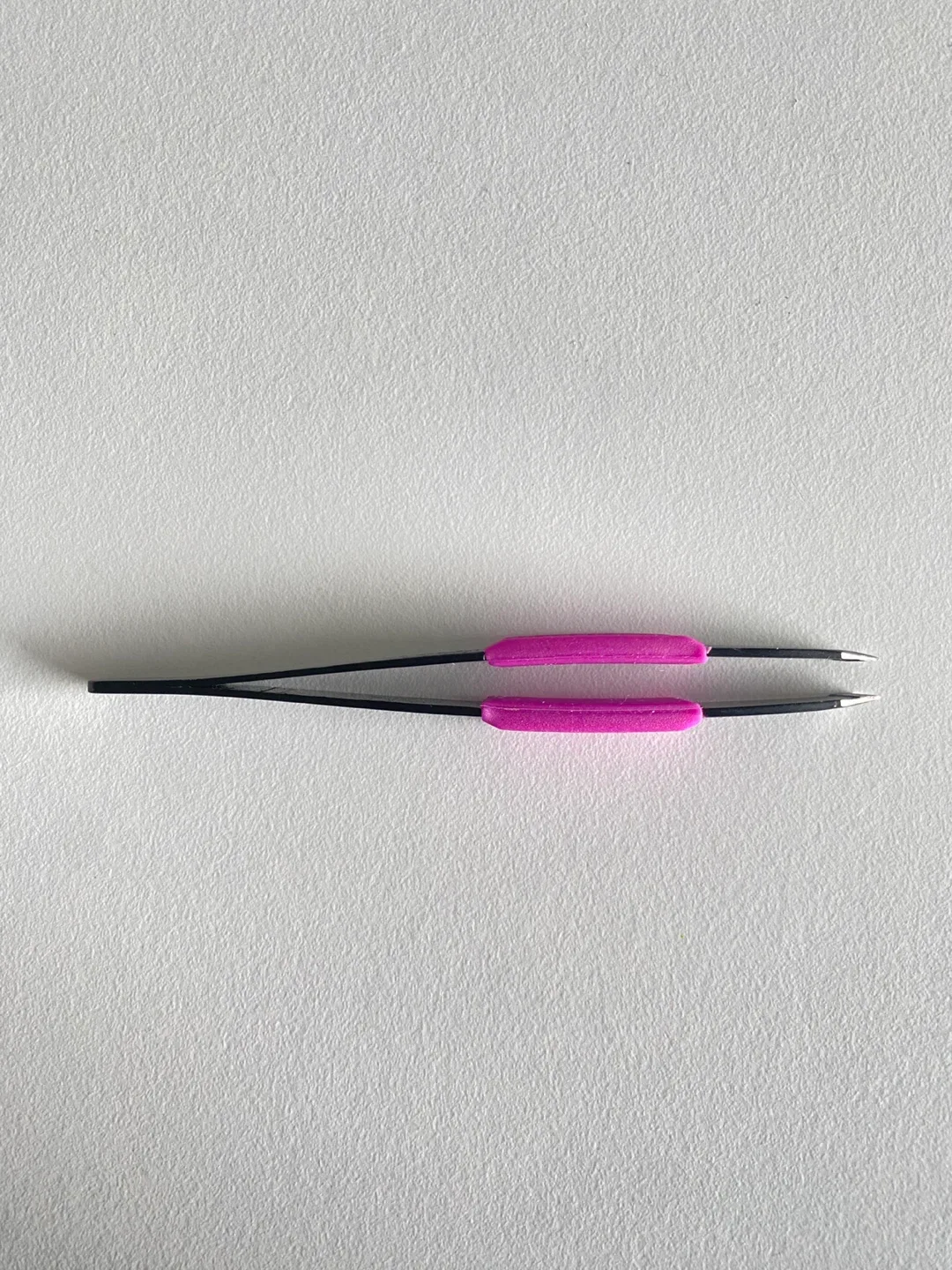 Quo Beauty Deluxe Tweezer with Grip Pads image indicator(2)