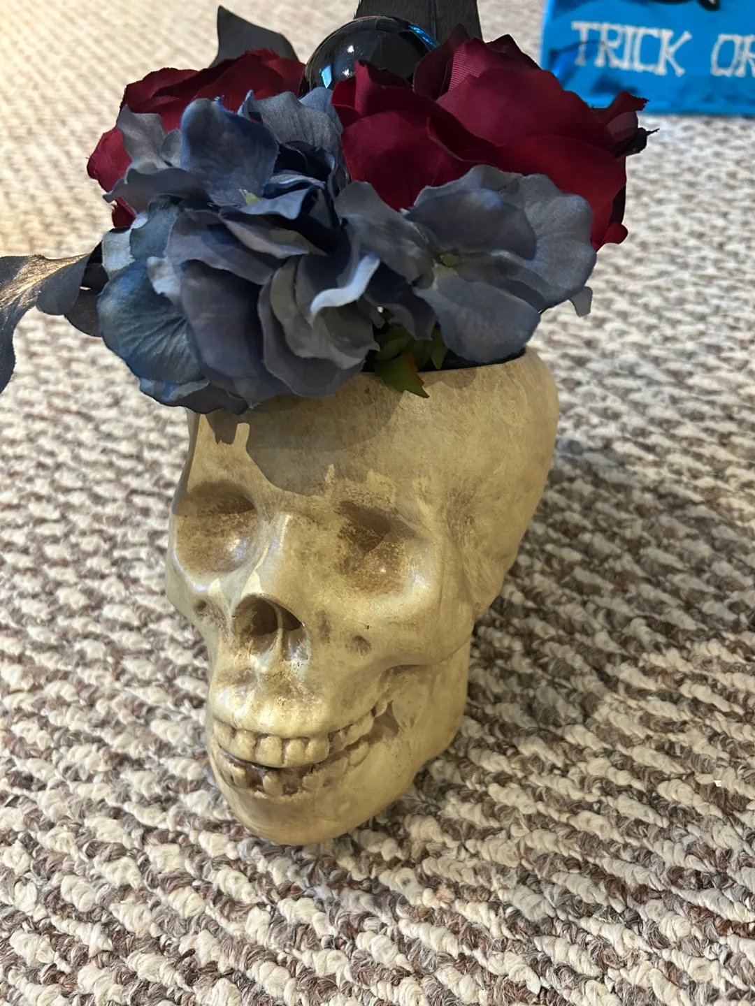 Skull Vase with Flowers image indicator(2)