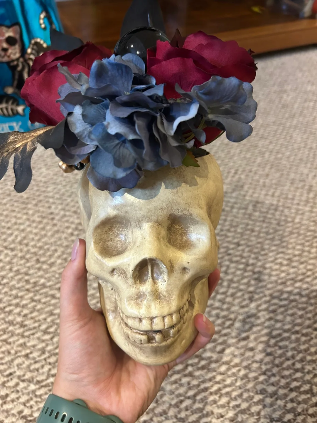 Skull Vase with Flowers image indicator(4)