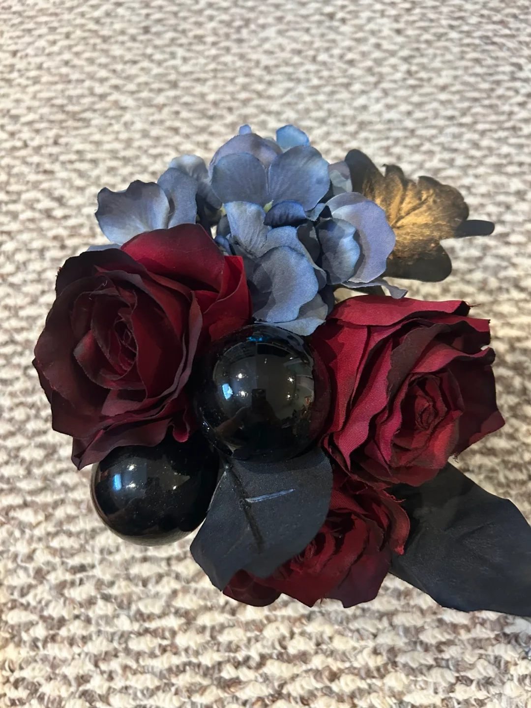 Skull Vase with Flowers image indicator(3)