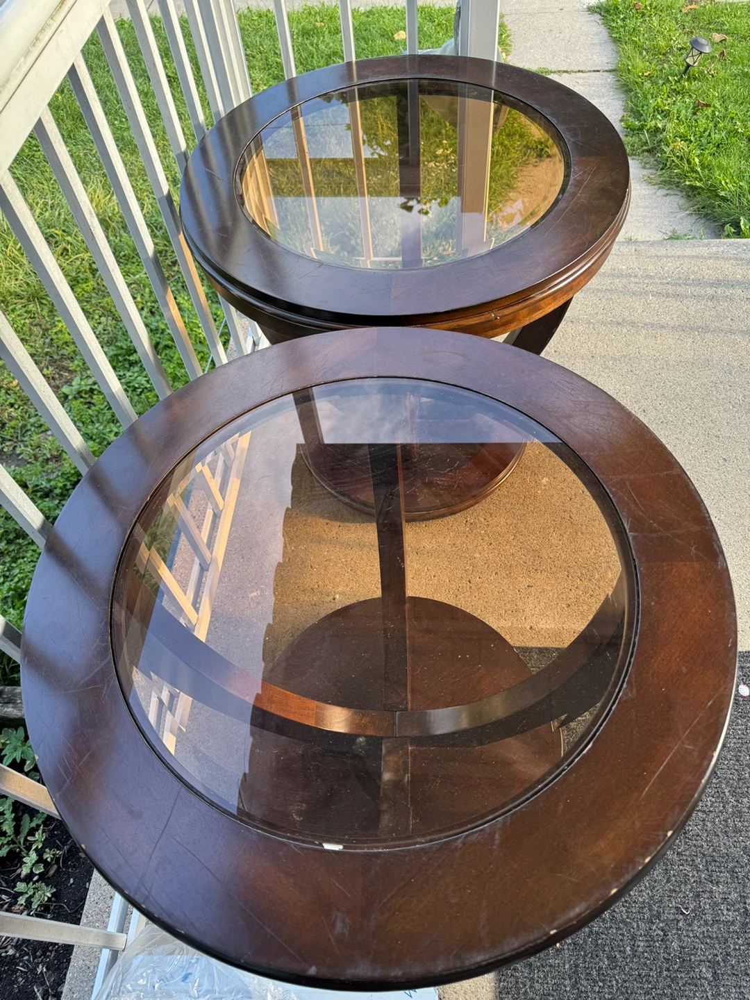 Set of 2 Brown Wood & Glass Round Side Tables - photo 3