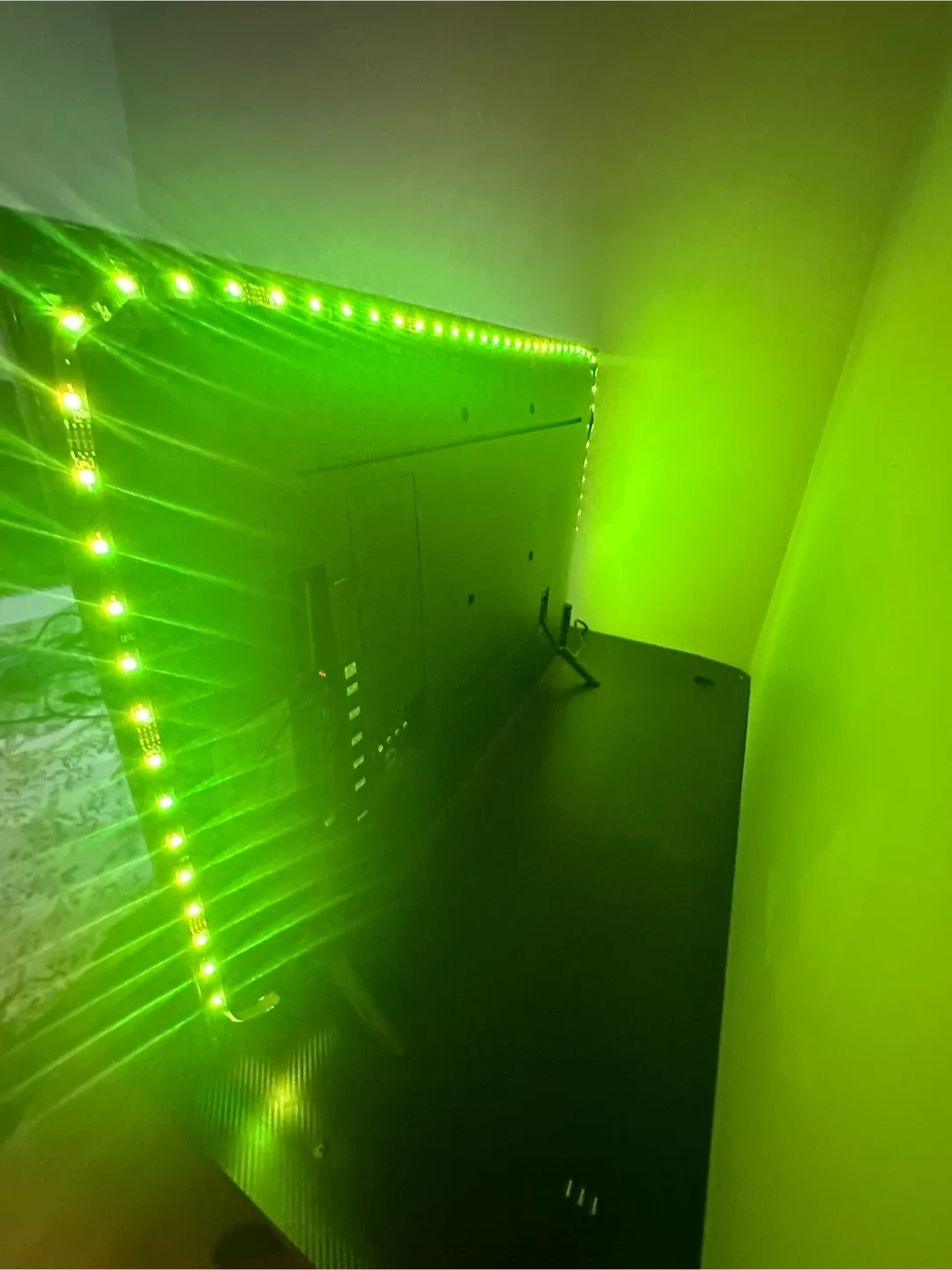 Samsung 4k UHD LED 43 INCHES TELEVISION with LED Strip image indicator(3)