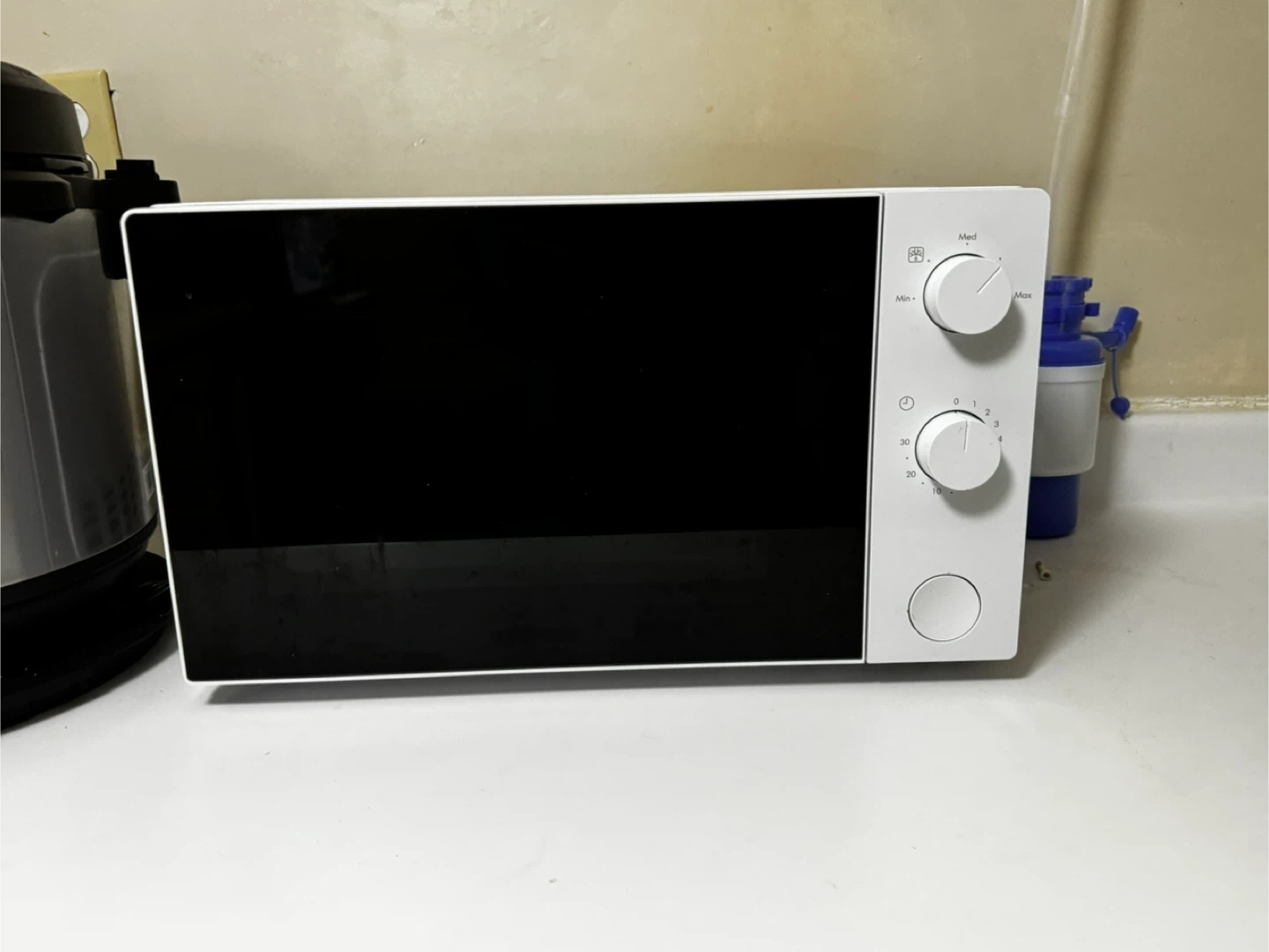 White Microwave Oven - photo 2
