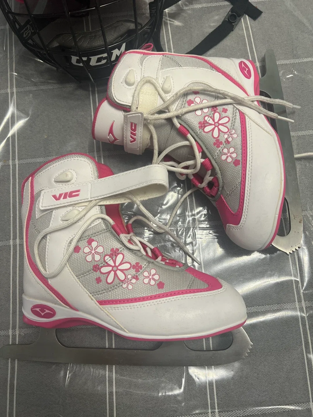 VIC Ice Skates - US Size 4 image indicator(2)