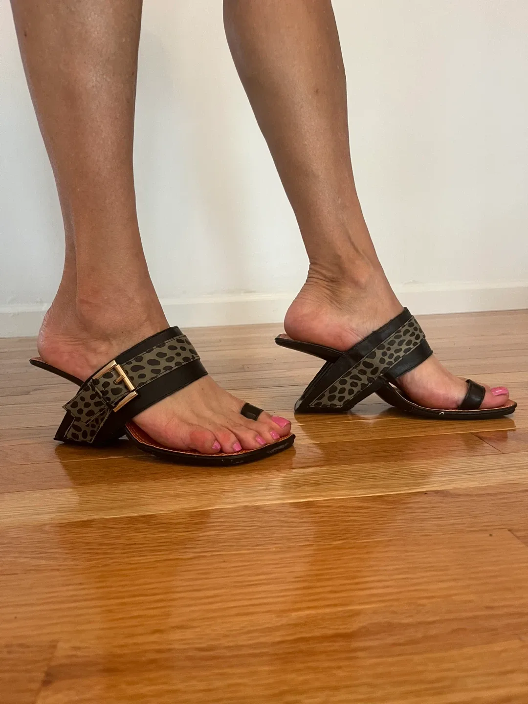 Unique Heels image indicator(2)