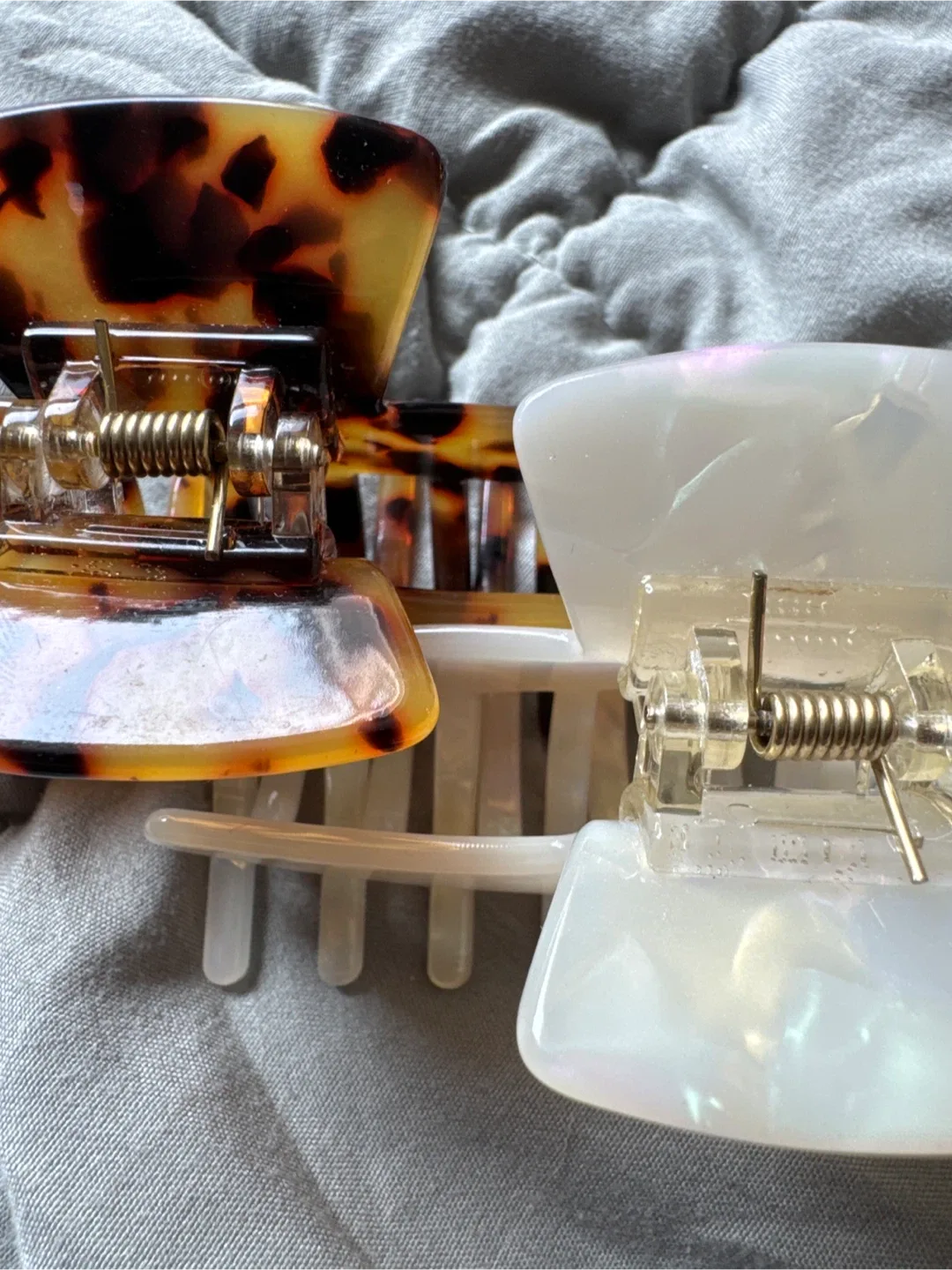 Two Hair Claw Clips - Tortoise & Pearl image indicator(2)