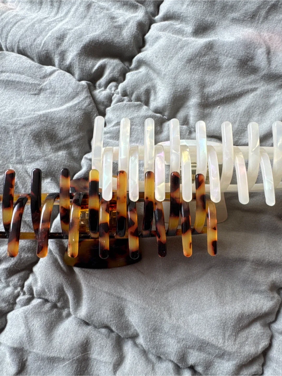 Two Hair Claw Clips - Tortoise & Pearl image indicator(3)