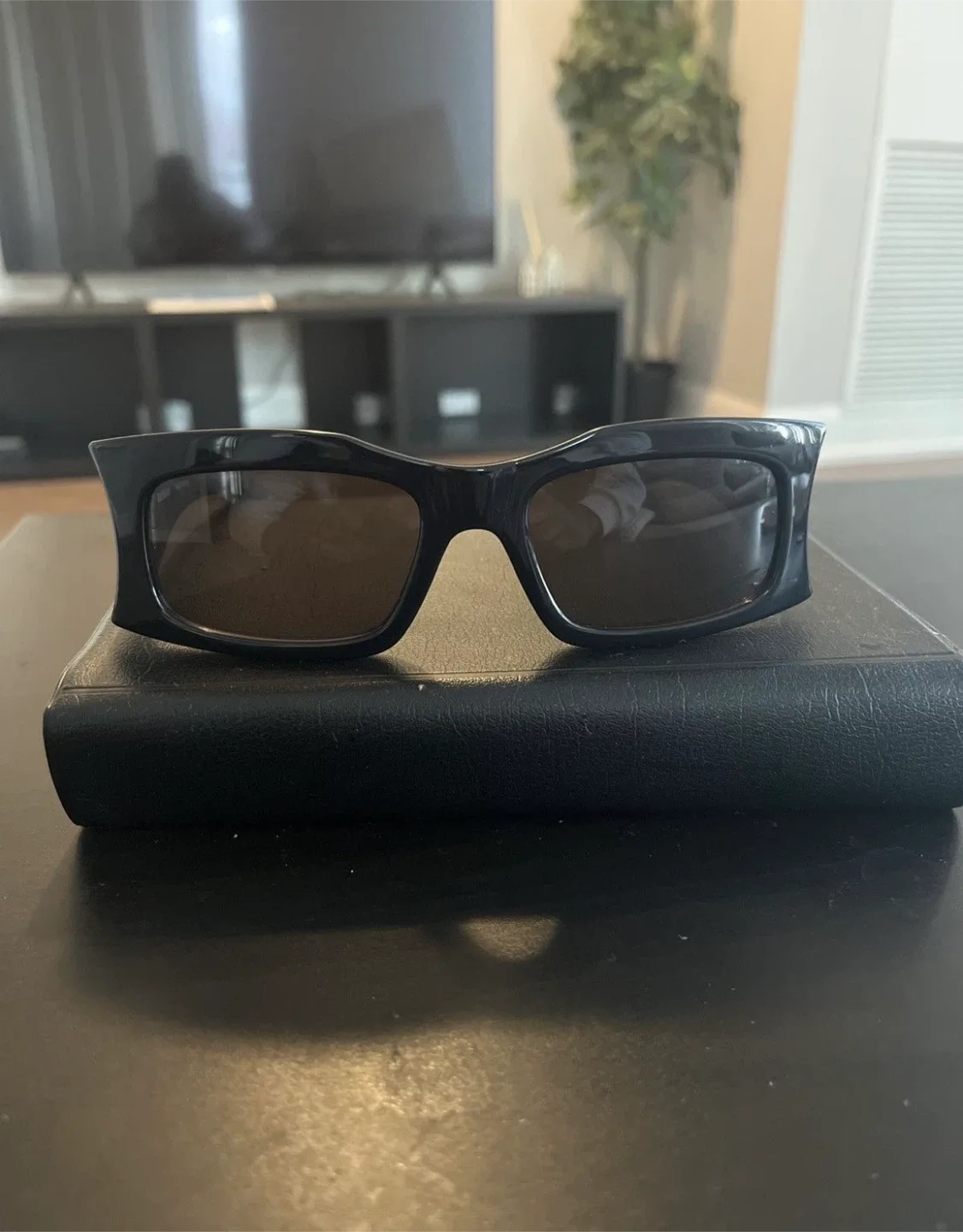 Balenciaga sunglasses image indicator(3)