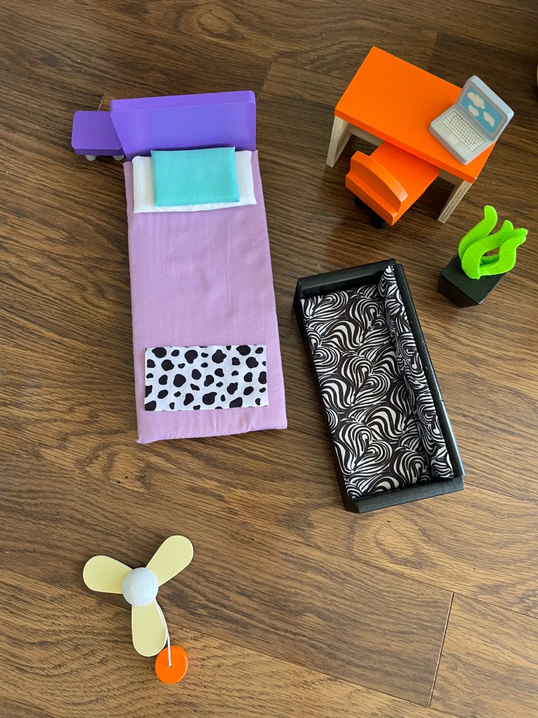 Melissa & Doug Wooden Play Food & Furniture Set image indicator(5)