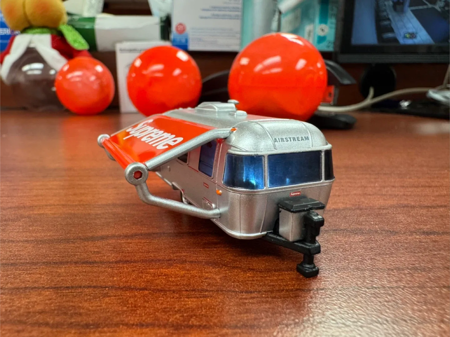 Supreme Airstream Trailer Toy image indicator(2)