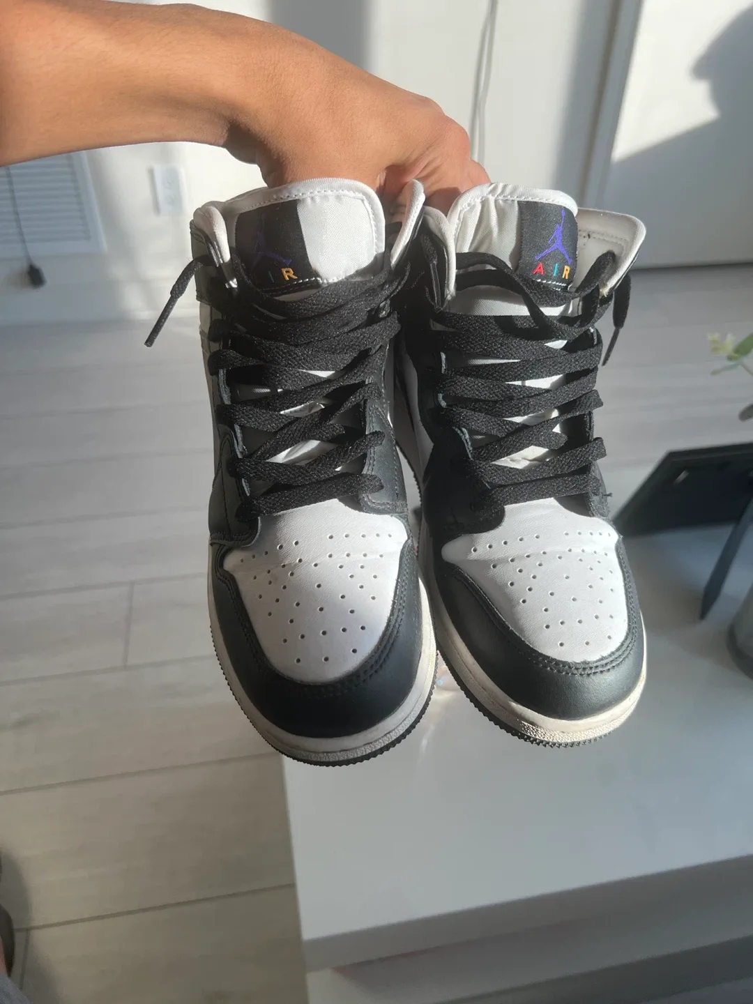 Air Jordan 1 Mid Black White image indicator(2)