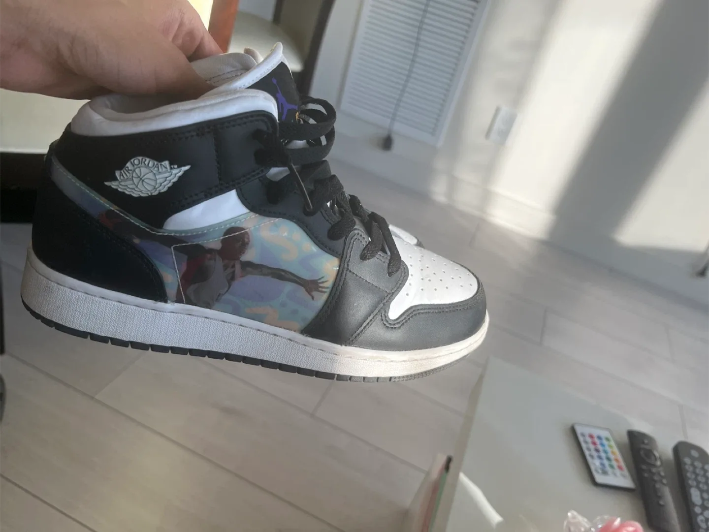 Air Jordan 1 Mid Black White image indicator(3)