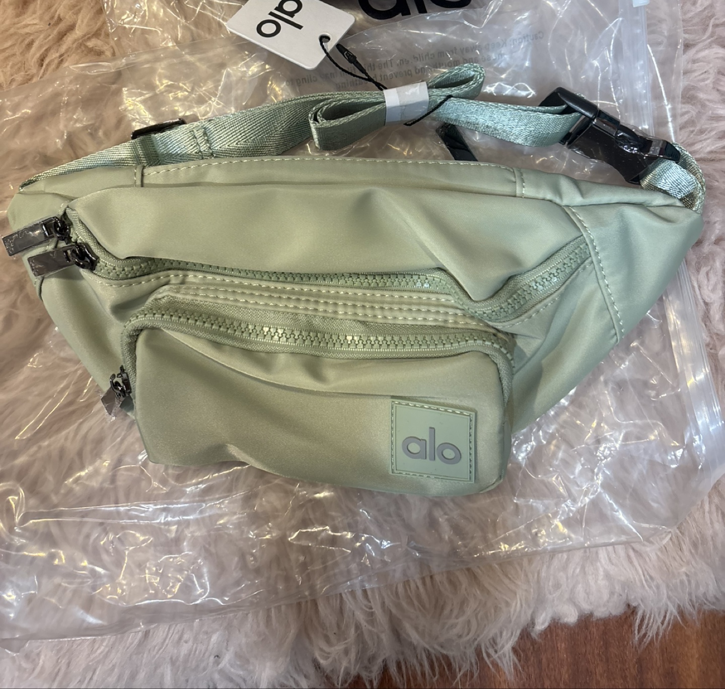 ALO Yoga fanny pack in Aloe - photo 2