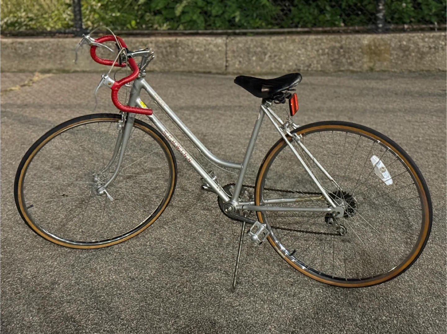 Vintage, 1980, Schwinn Road Bike - Silver and Red. - photo 4