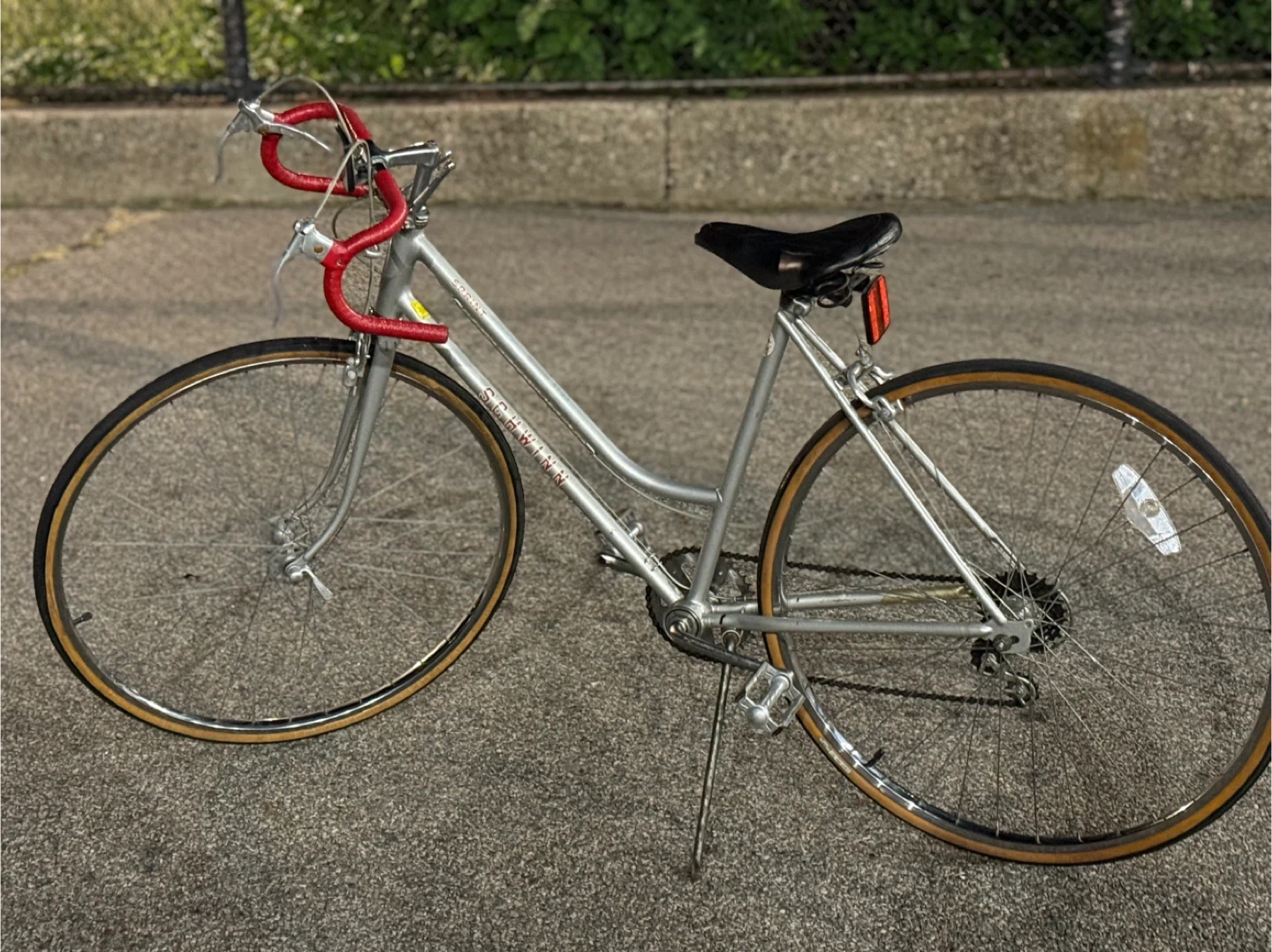 Vintage, 1980, Schwinn Road Bike - Silver and Red. - photo 3