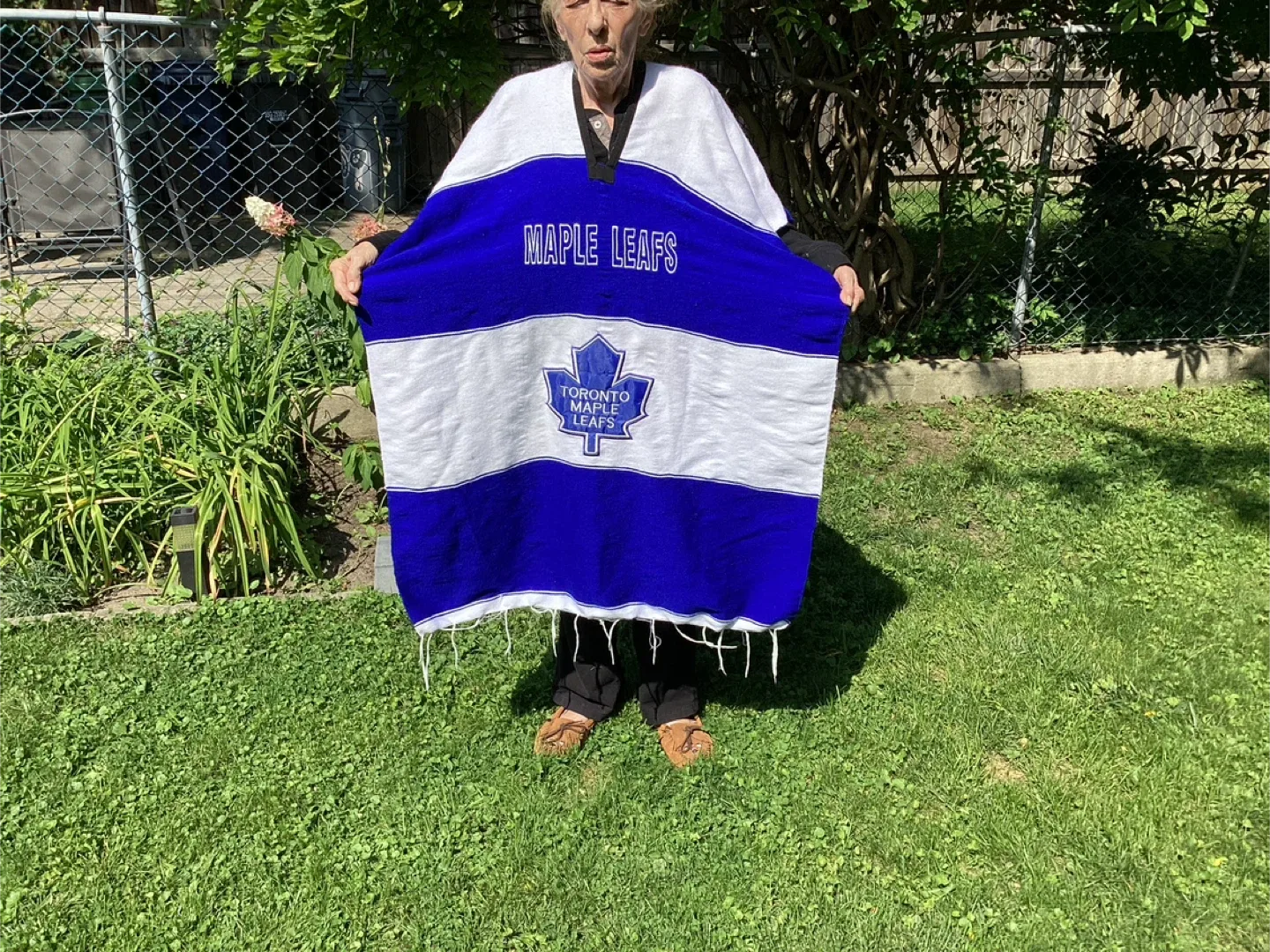 Brand New TORONTO MAPLE LEAFS Poncho ! thumbnail