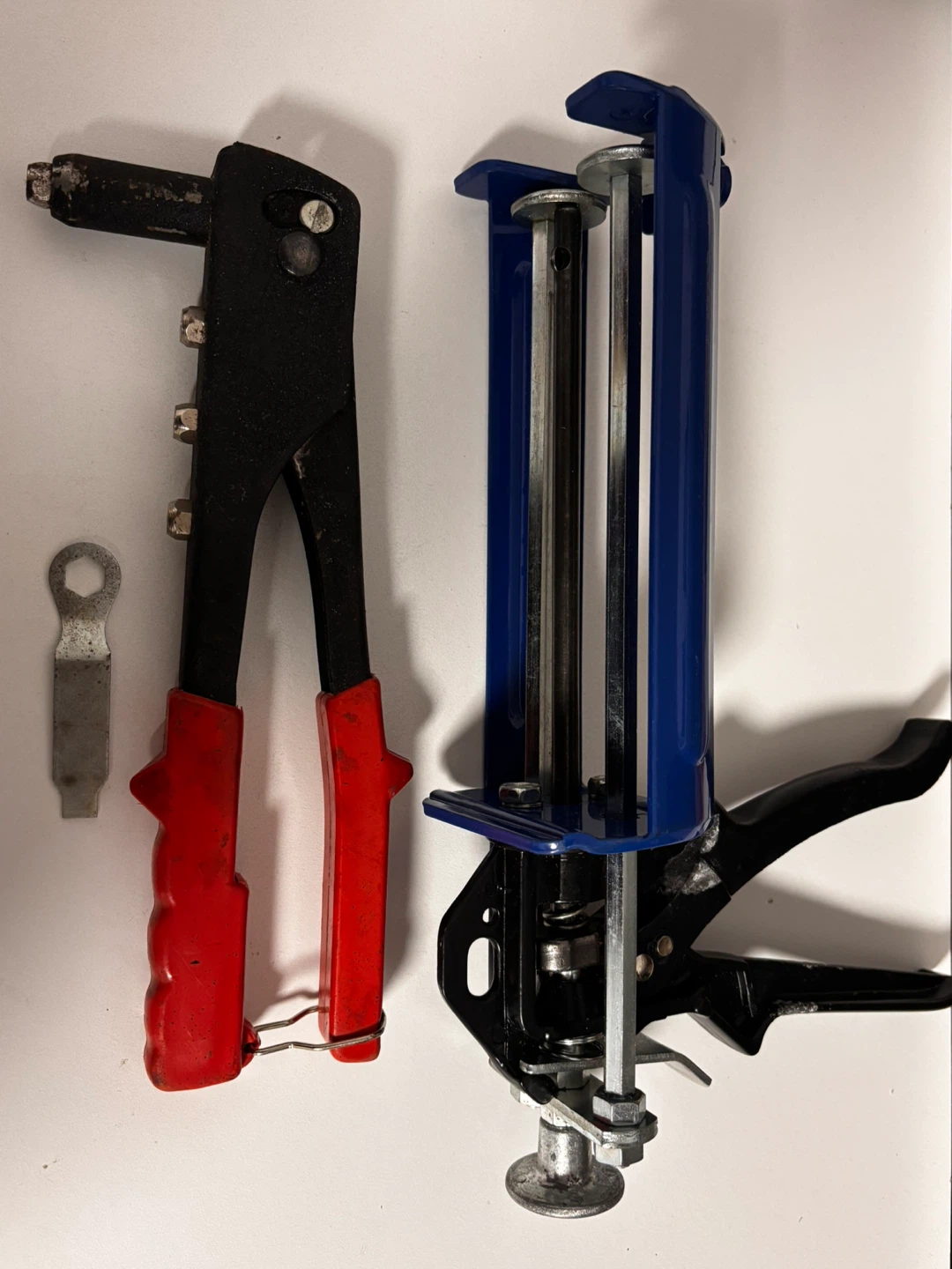 Pistolet à calfeutrage double + Pince à rivets – 15 $