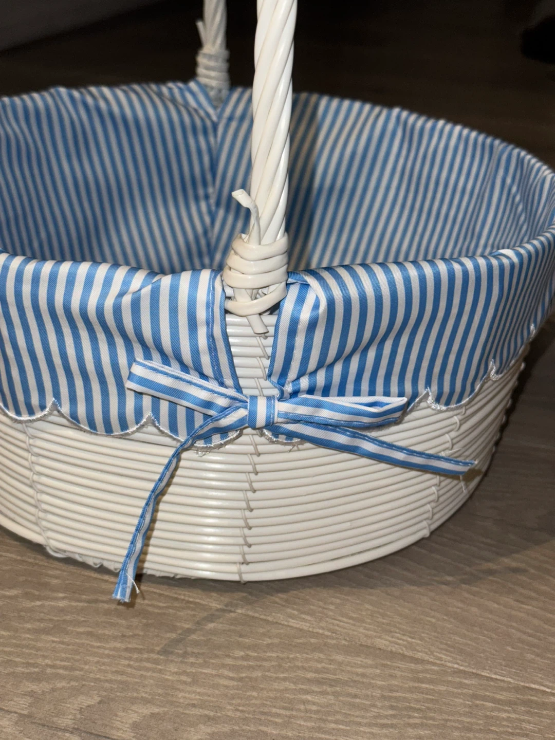 White Wicker Basket with Blue Striped Liner - photo 2