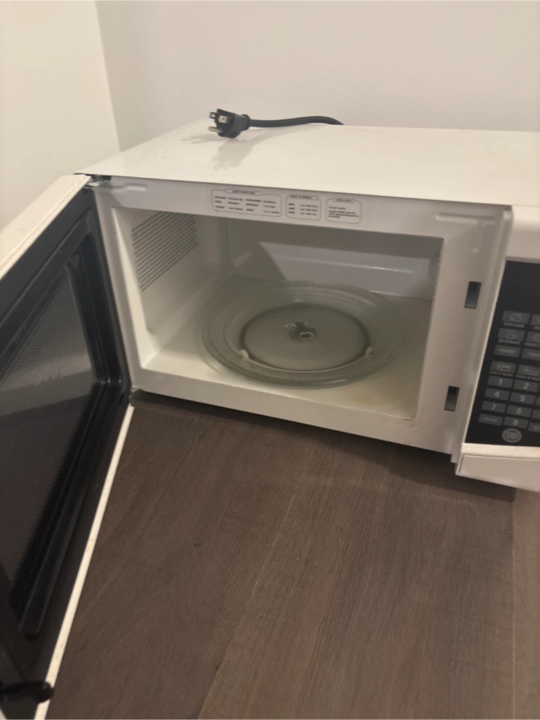RCA Microwave Oven - photo 2