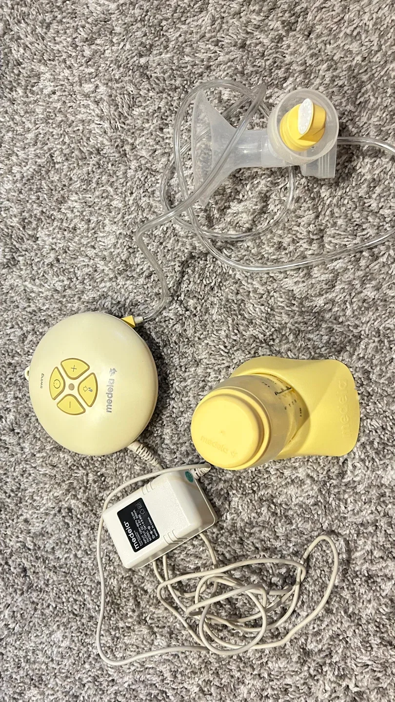 Medela Swing Single Breast Pump with Accessories thumbnail