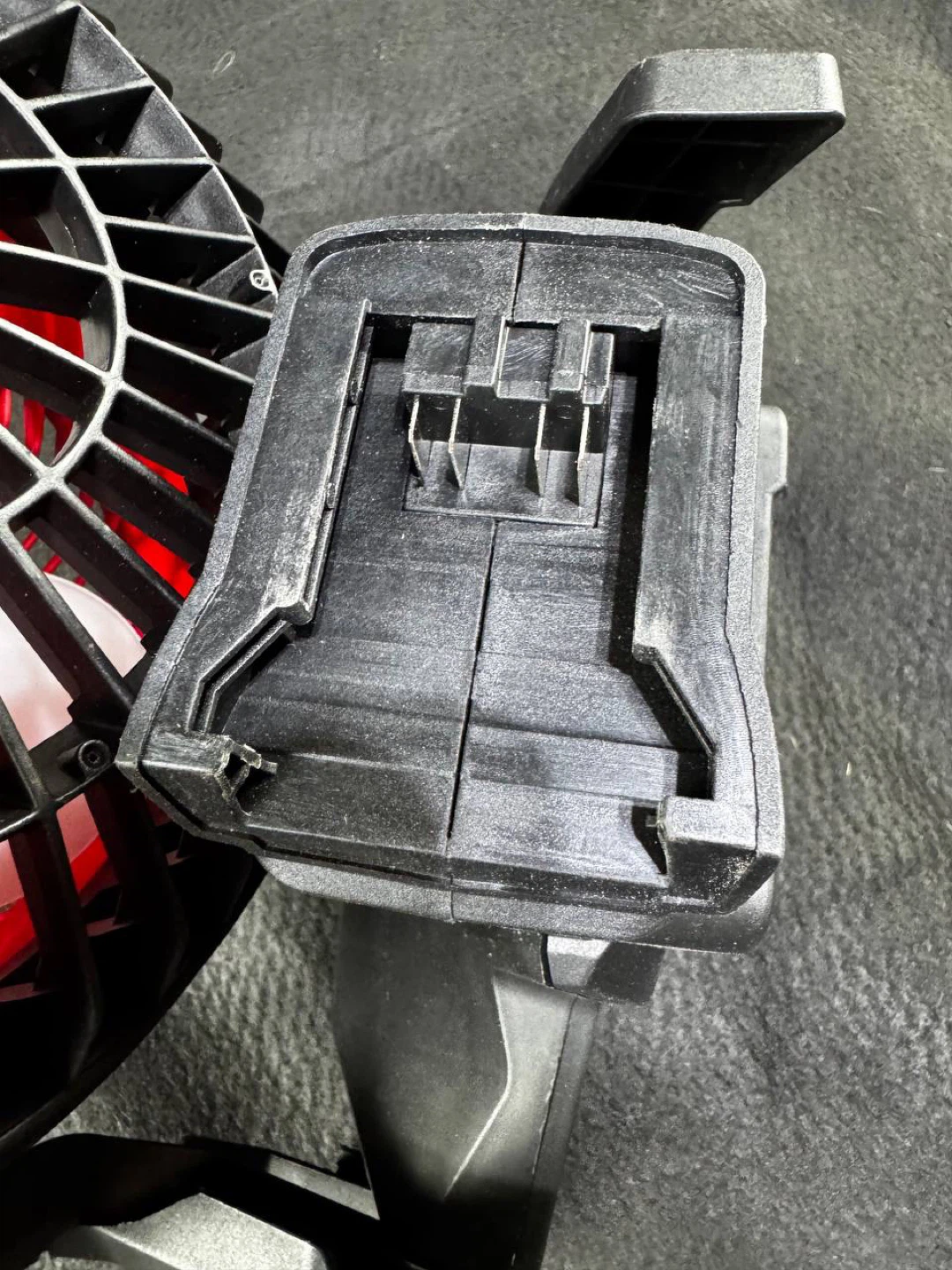 Srhvfuyr Battery Powered Fan ( small damage) - photo 3