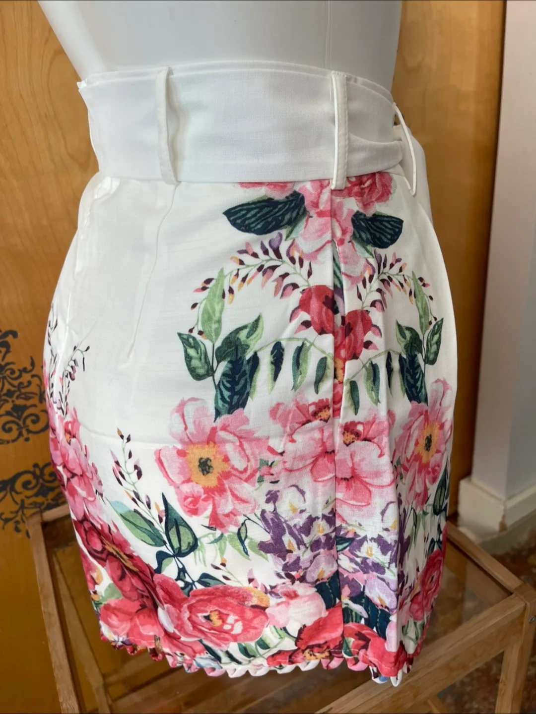 Vintage 2000s Y2K White Floral High Waist Shorts image indicator(8)