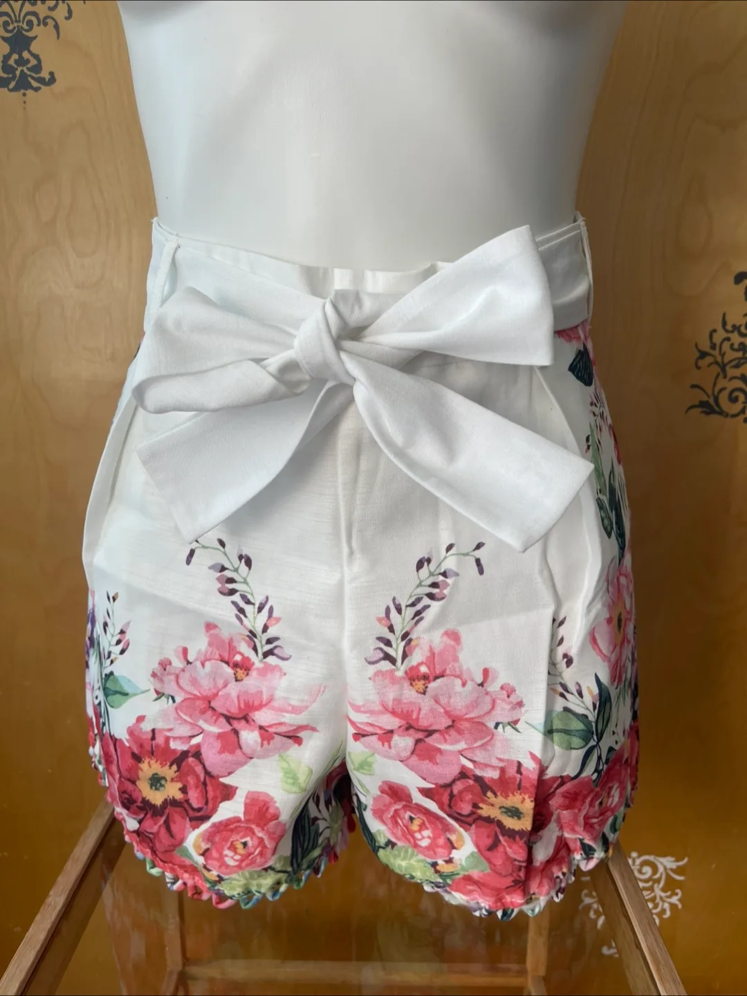 Vintage 2000s Y2K White Floral High Waist Shorts thumbnail