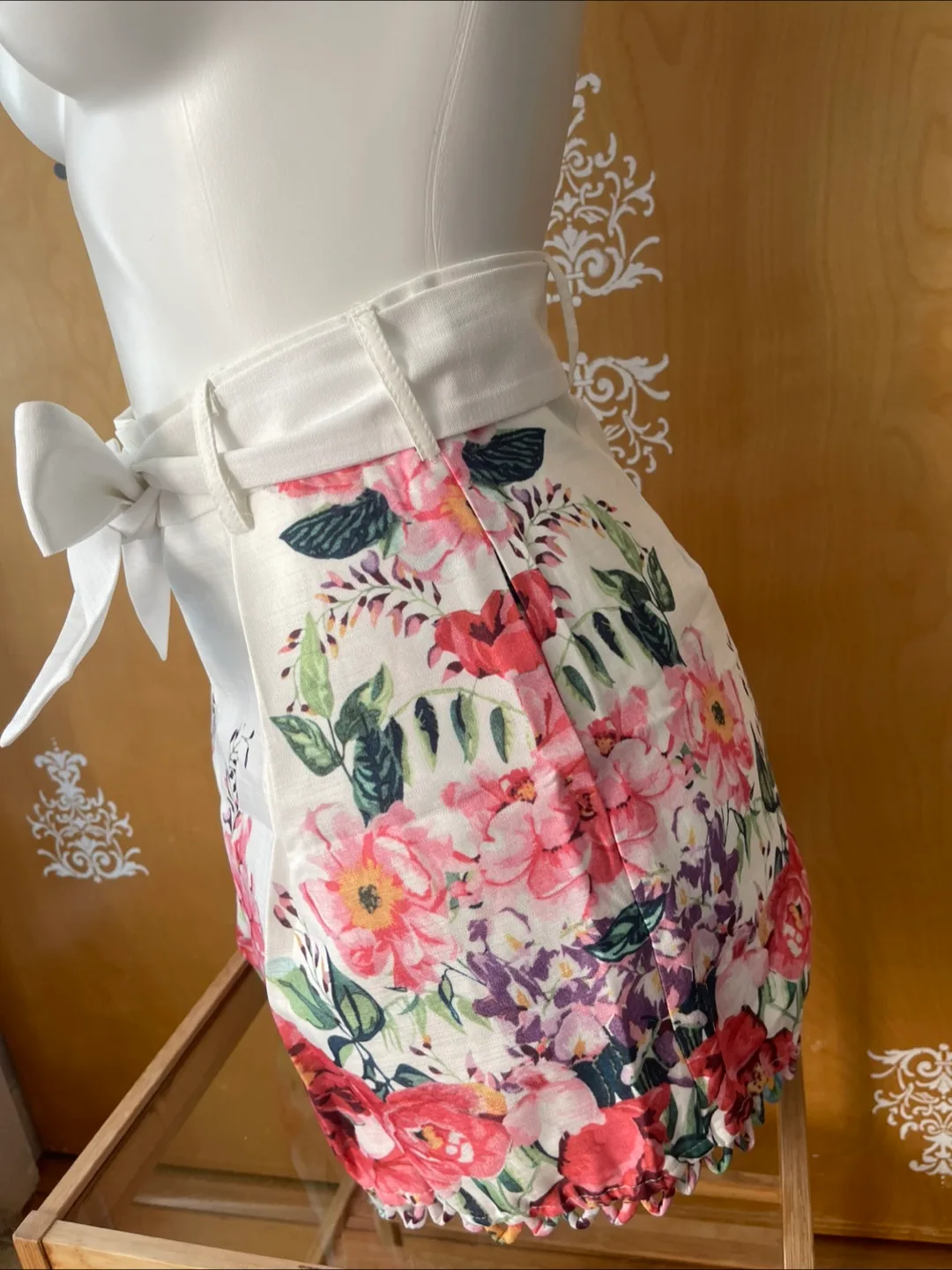 Vintage 2000s Y2K White Floral High Waist Shorts image indicator(3)