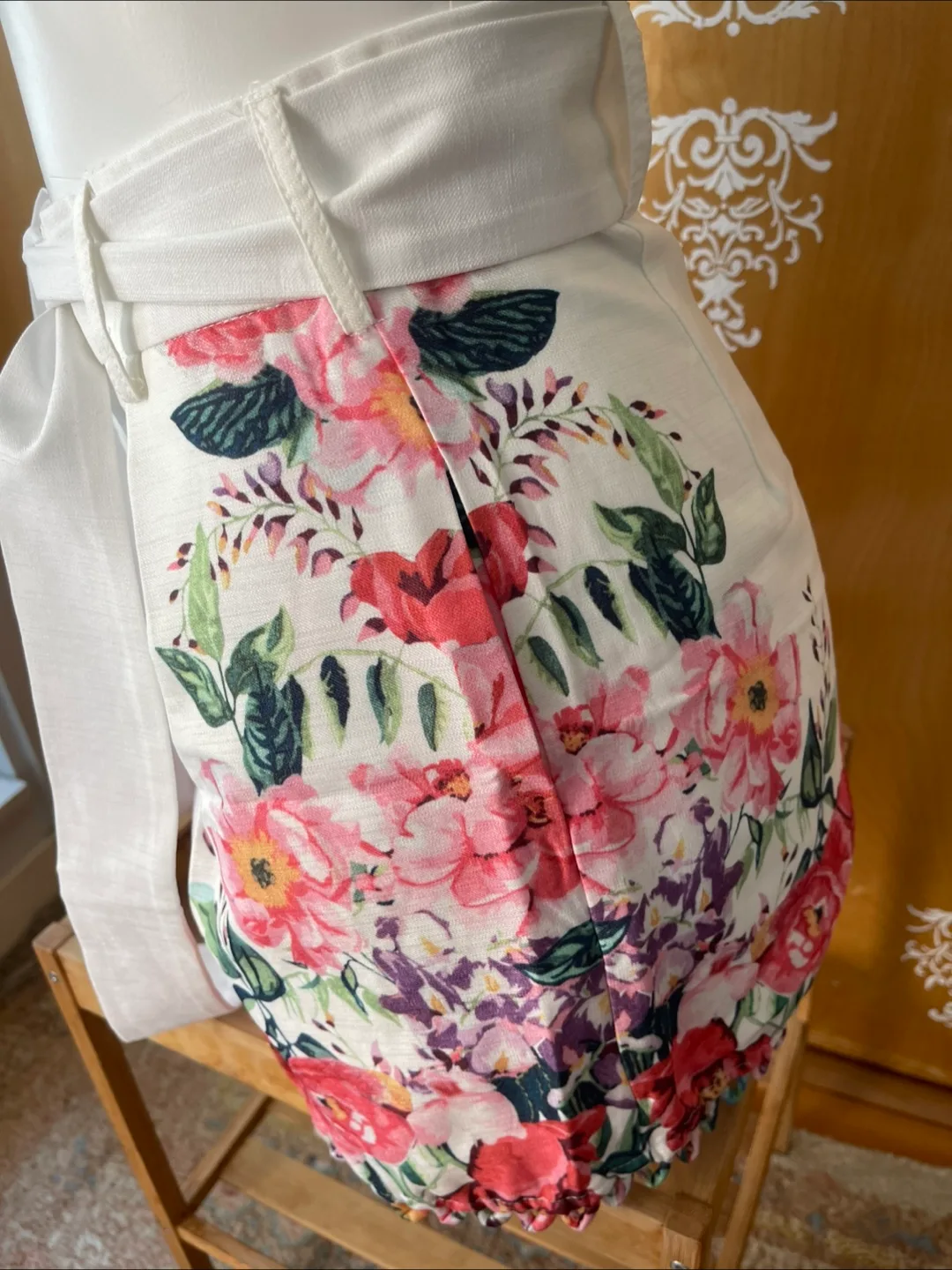 Vintage 2000s Y2K White Floral High Waist Shorts image indicator(9)