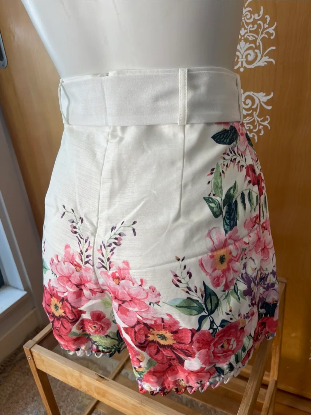 Vintage 2000s Y2K White Floral High Waist Shorts image indicator(10)