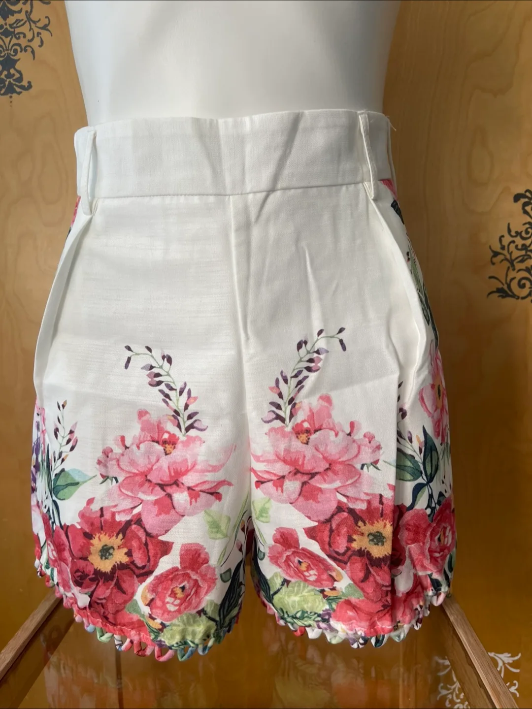 Vintage 2000s Y2K White Floral High Waist Shorts image indicator(2)