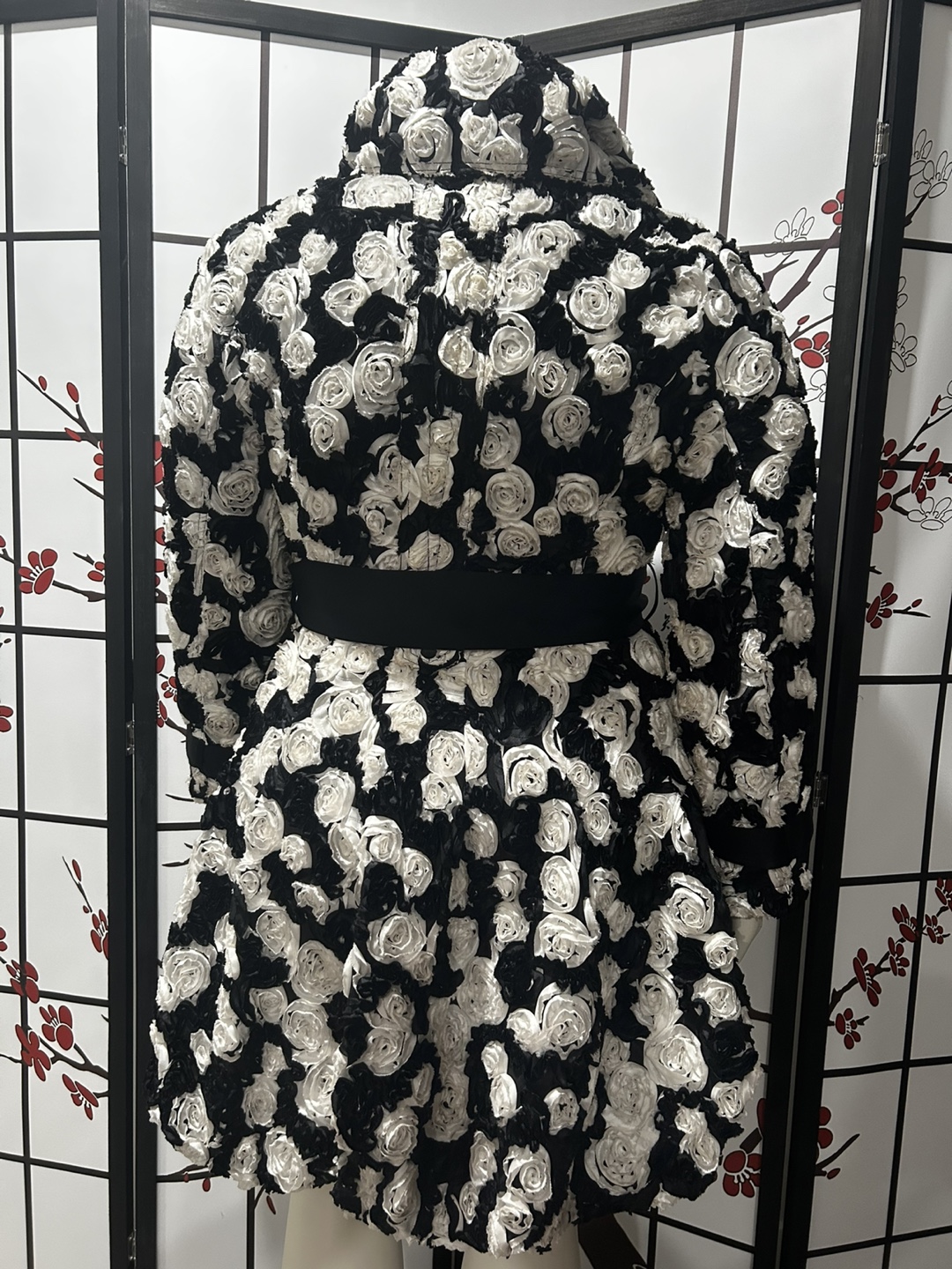 Samuel Dong Black & White Rosette Coat - photo 3