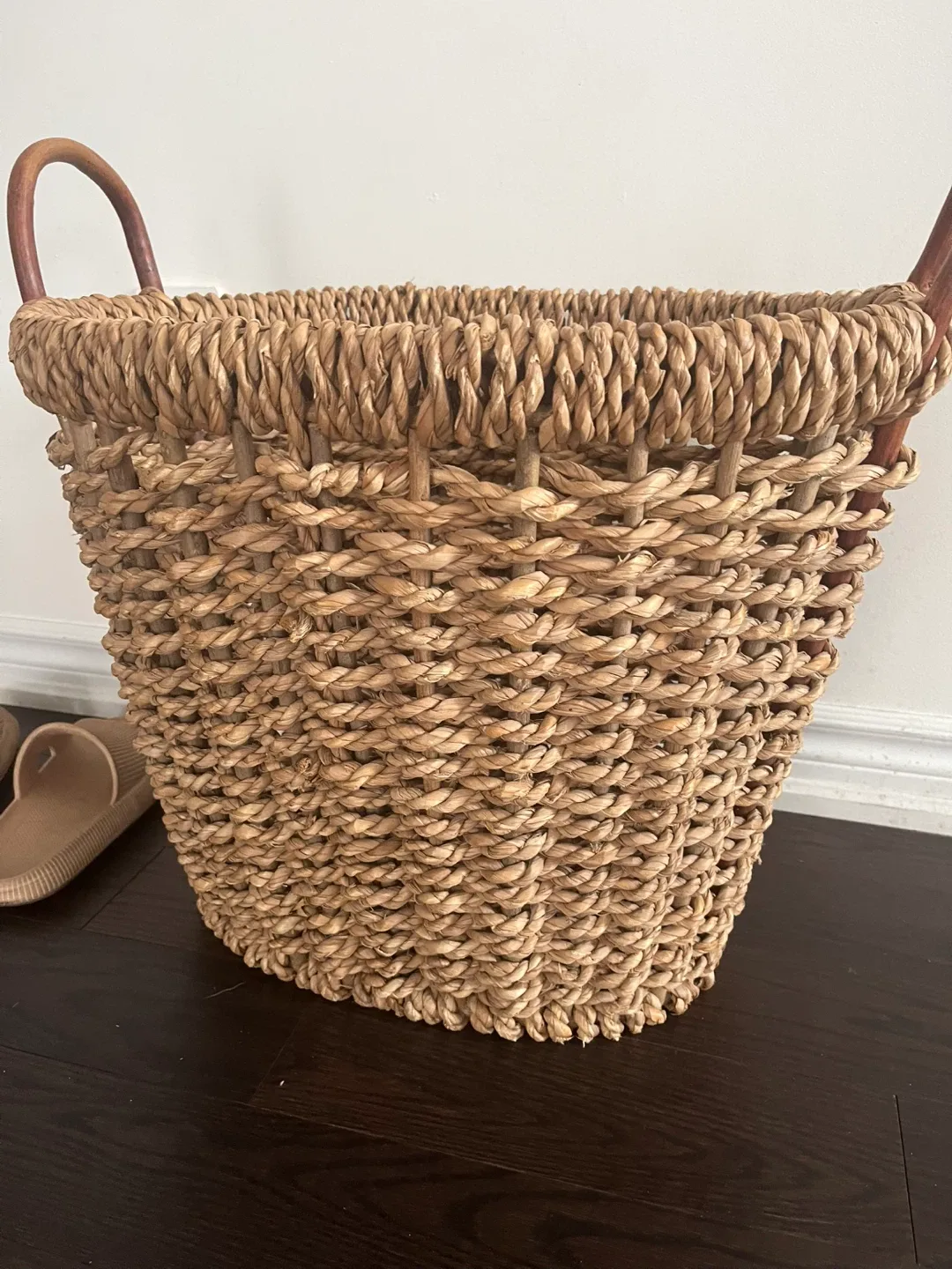 Large Woven Basket with Handles image indicator(2)