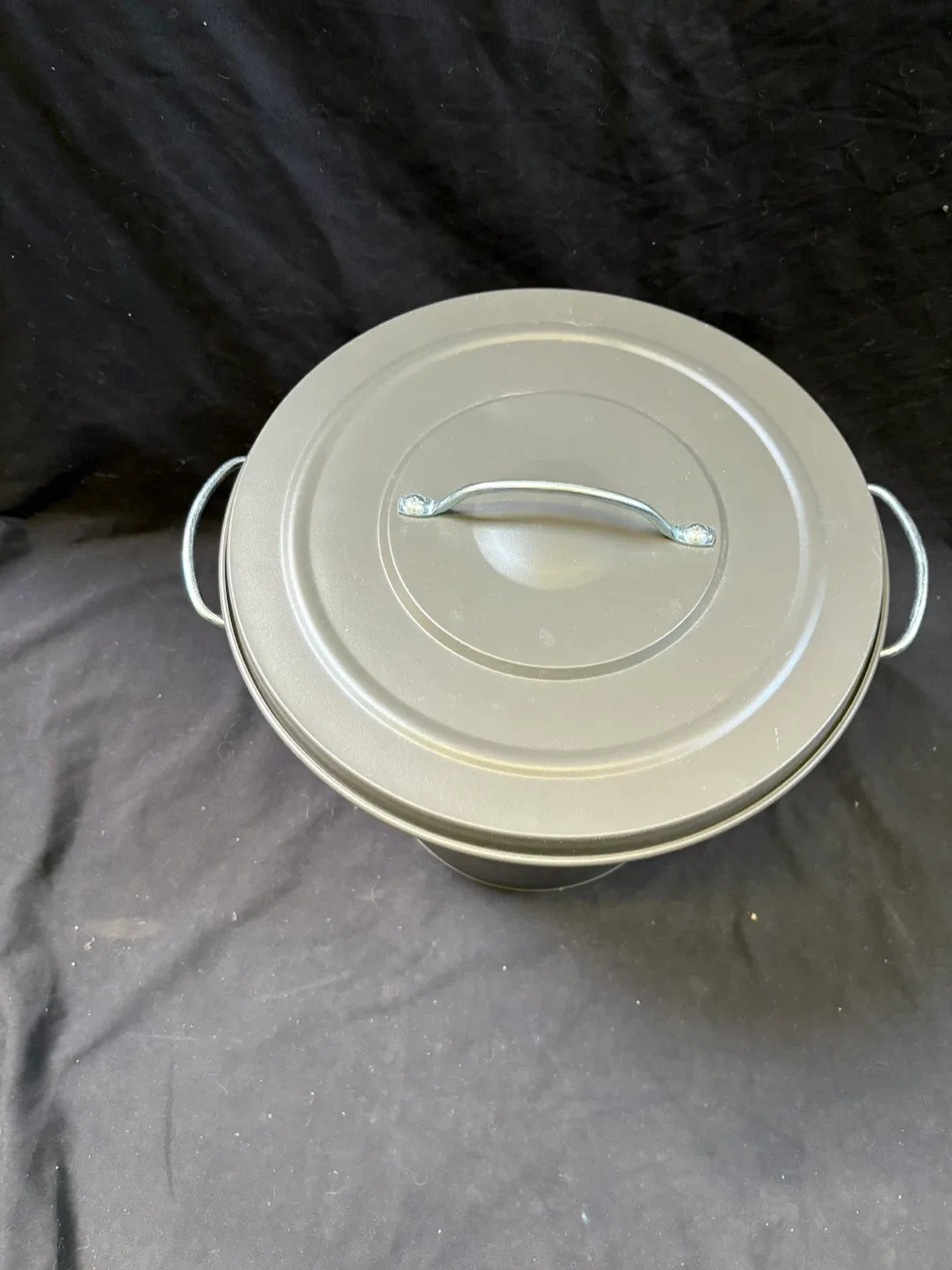 Grey Metal Bucket with Lid image indicator(3)