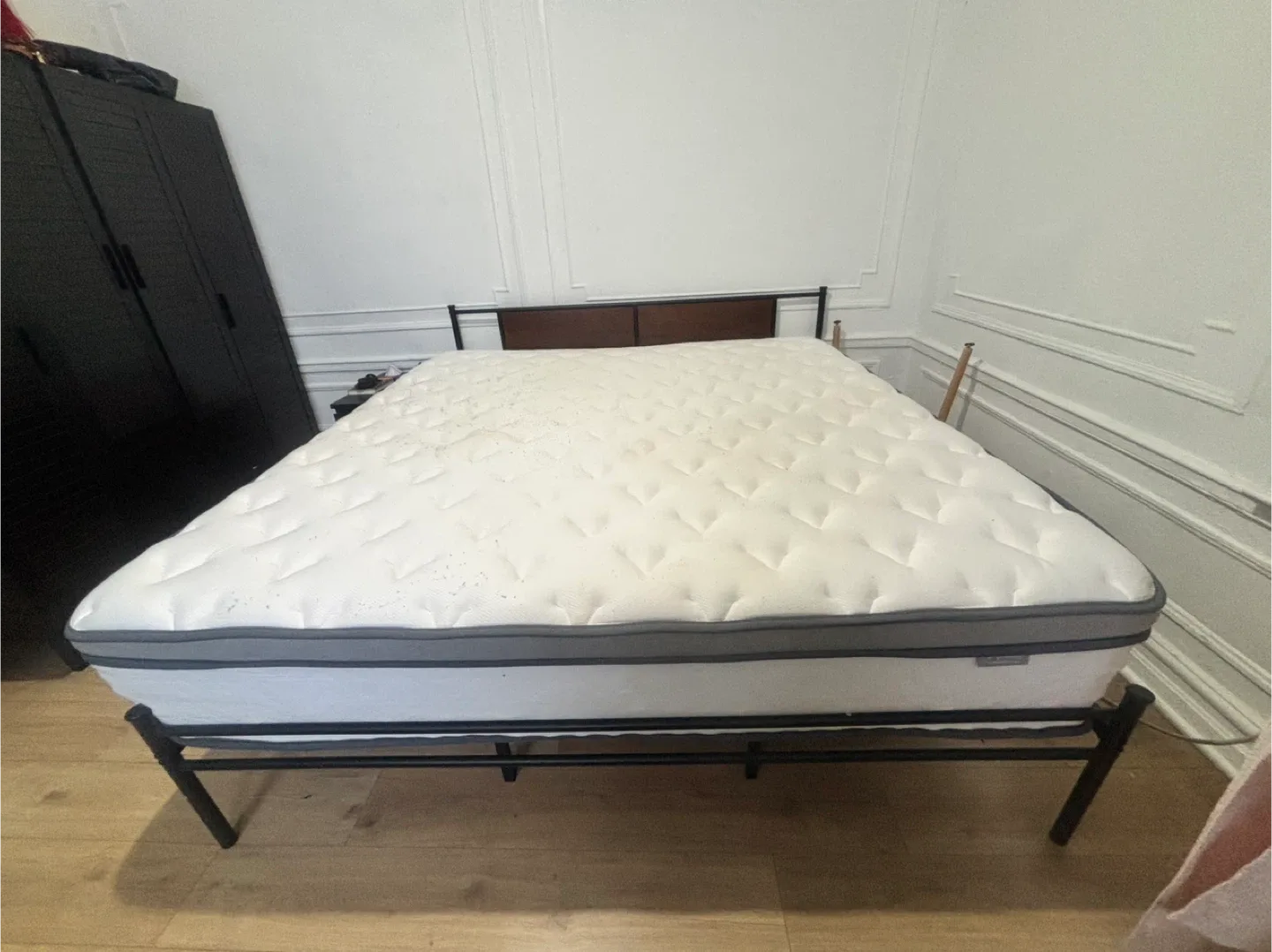 King size mattress with bed frame image indicator(2)