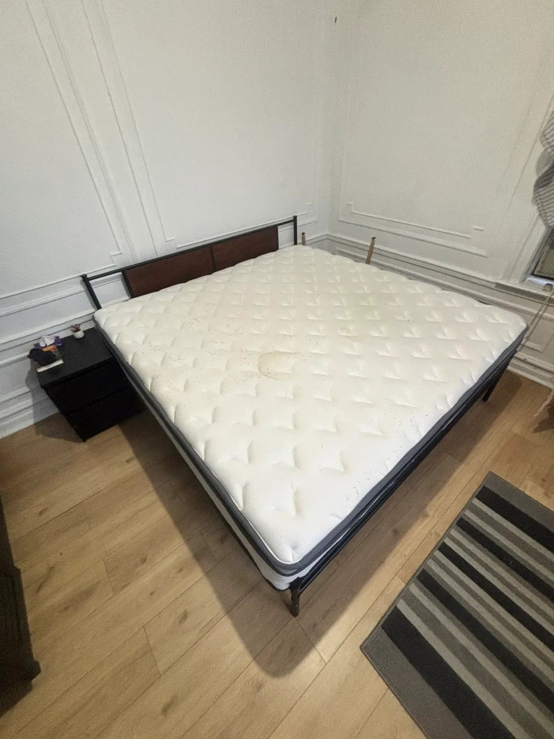 King size mattress with bed frame image indicator(4)