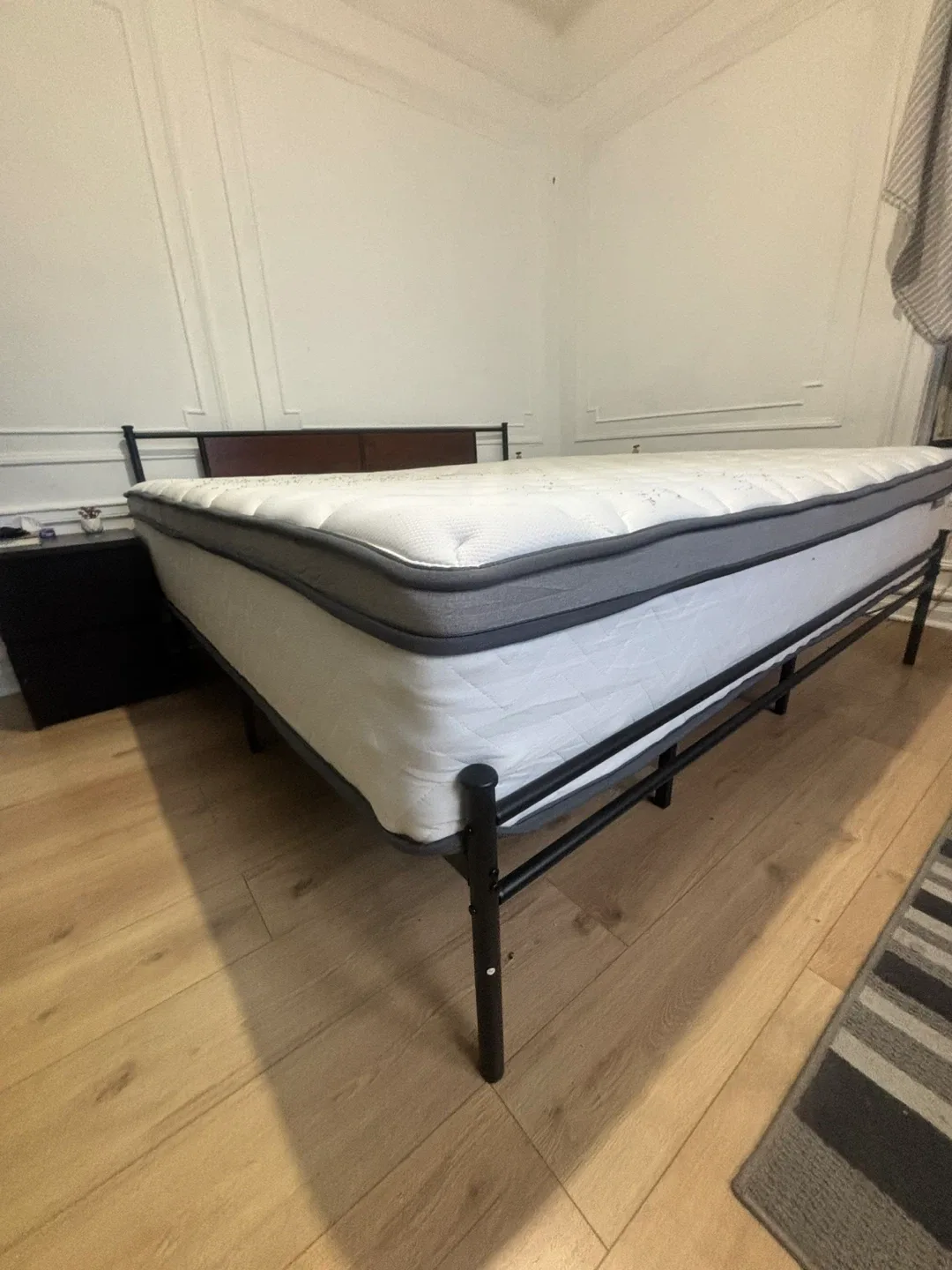 King size mattress with bed frame image indicator(3)