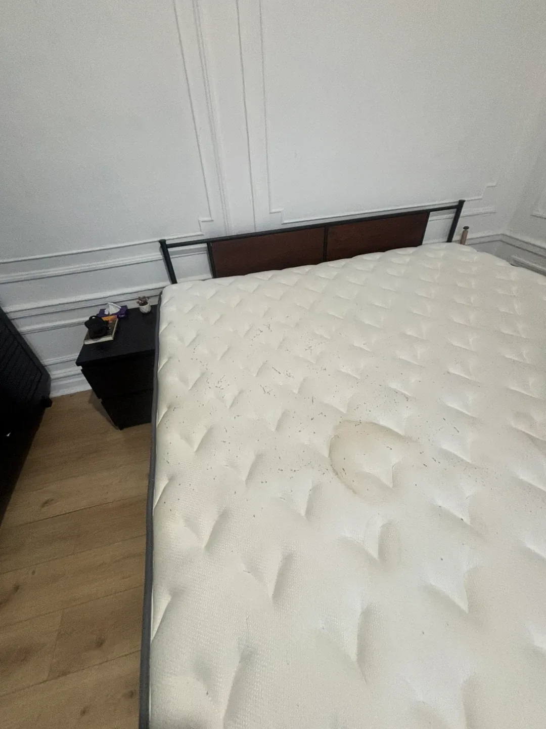 King size mattress with bed frame image indicator(7)