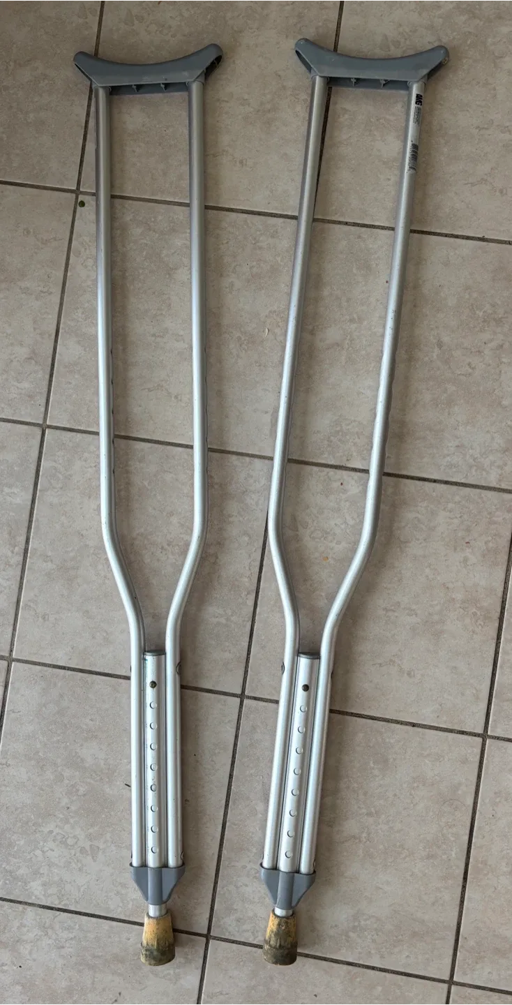 AMG Medical Crutches pair - Medium Adult thumbnail