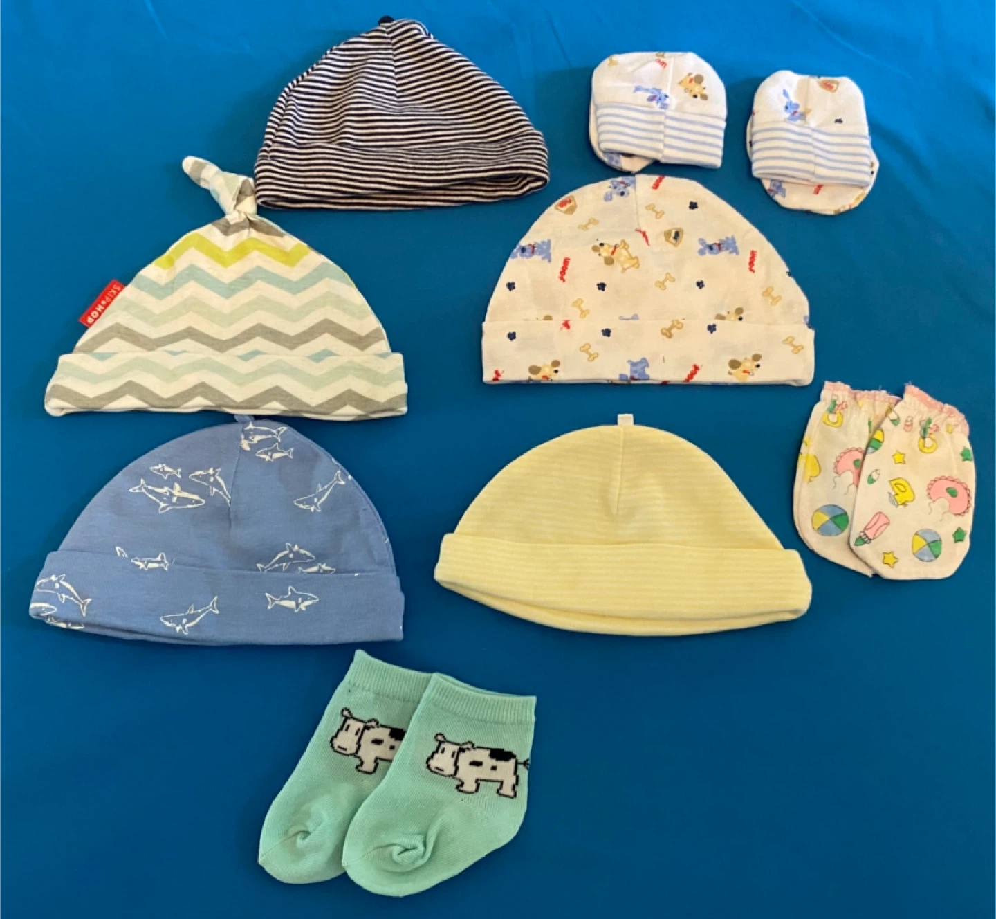 NEW - Newborn Hats & Socks, Mittens - (8pcs)