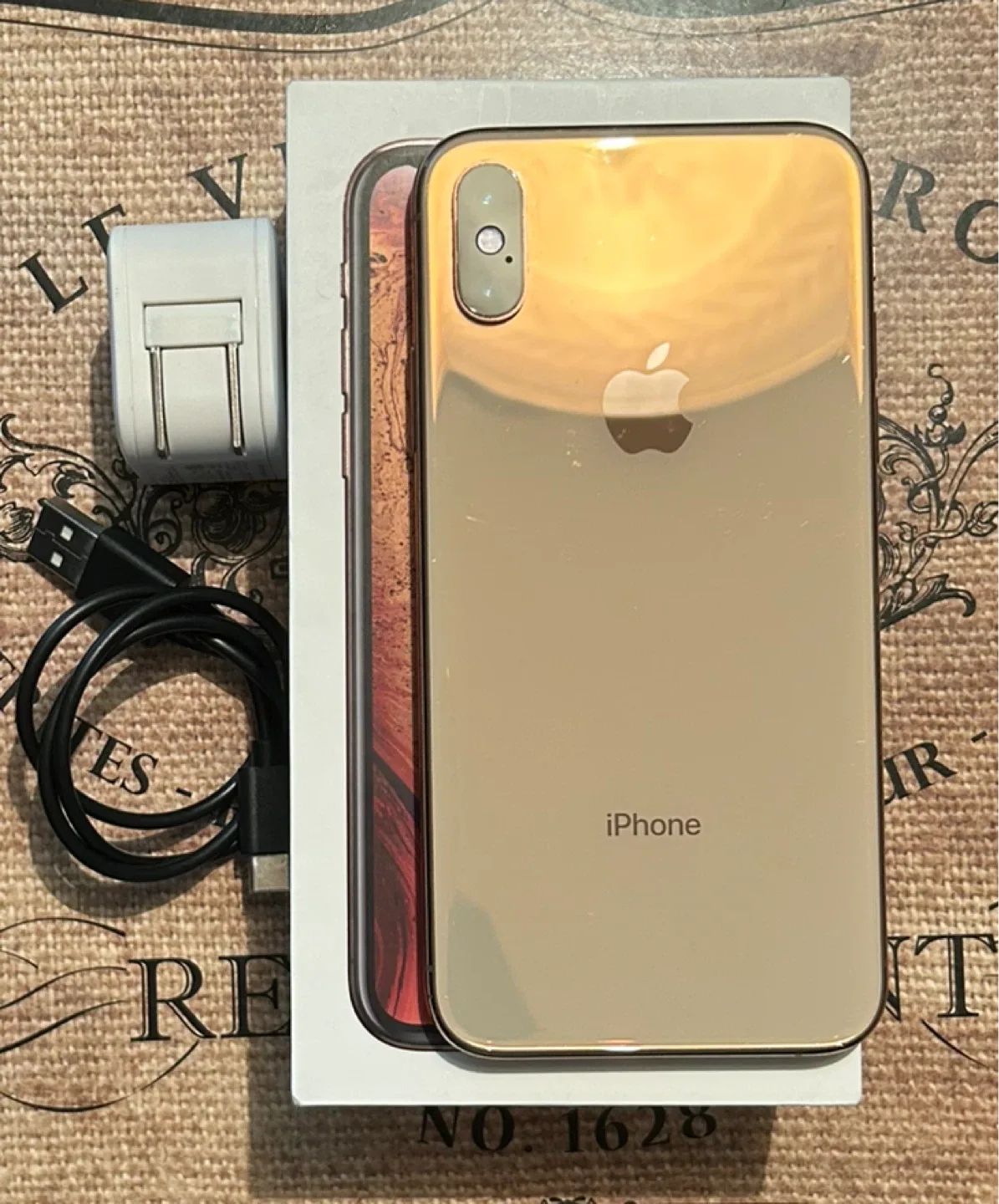 (100%) iPhone Xs 64GB-Excellent+Accessories.
